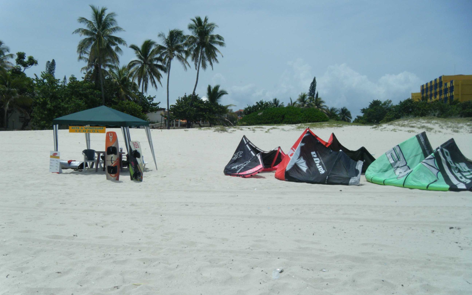 Лагерь серферов на пляже на курорте Кайо Гильермо, Куба