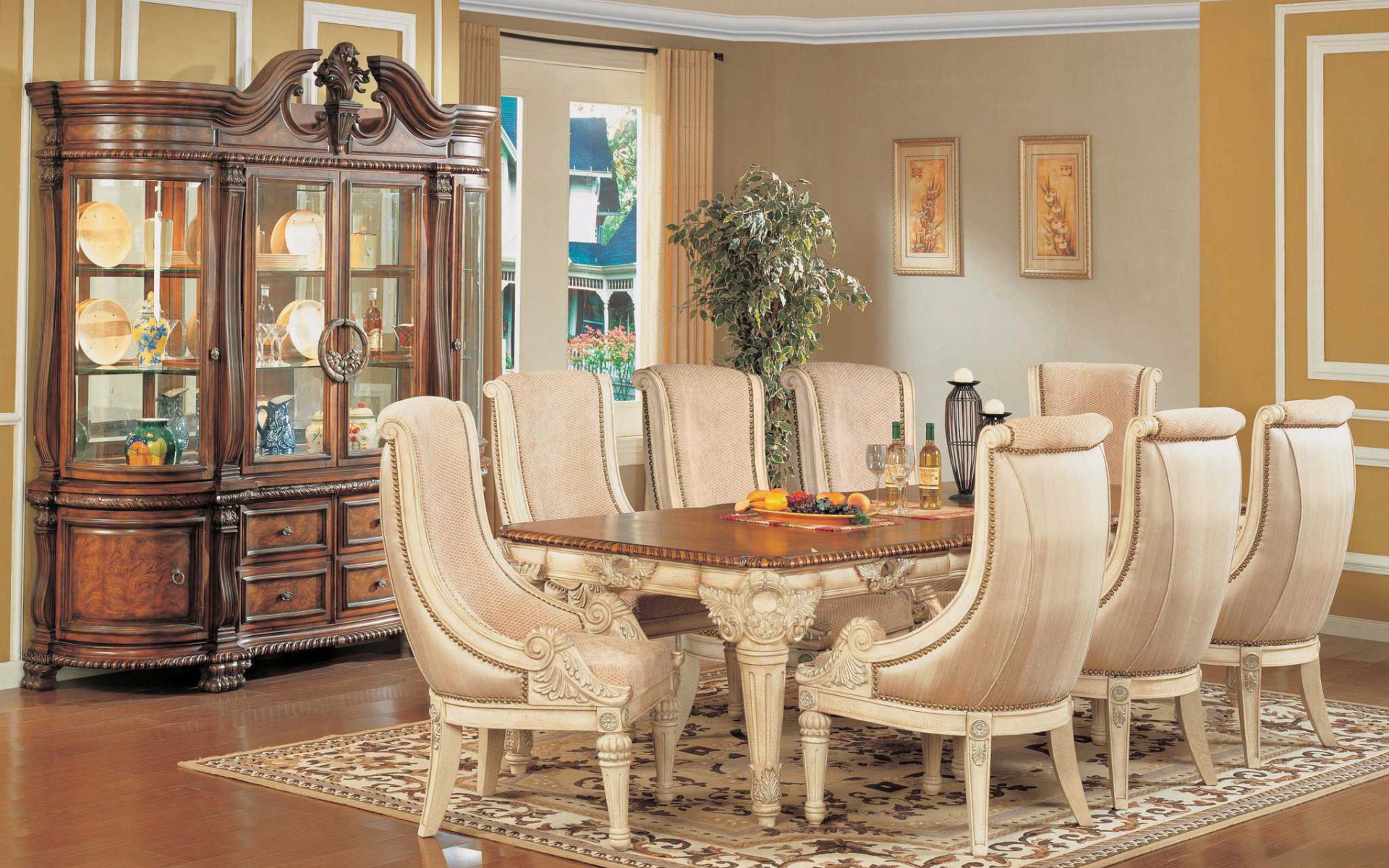 Кресла кремового цвета в столовой