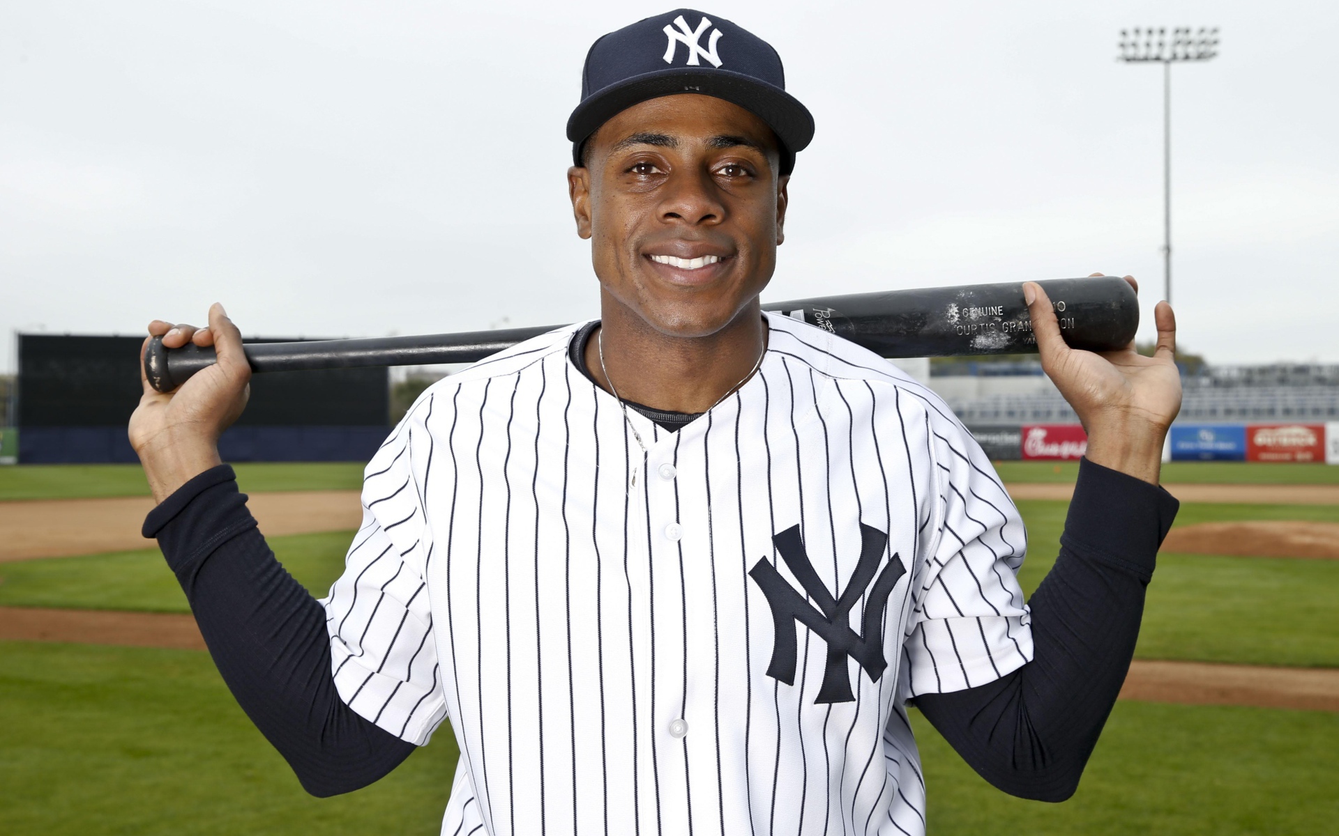 Девид Робертсон на бейсбольном стадионе