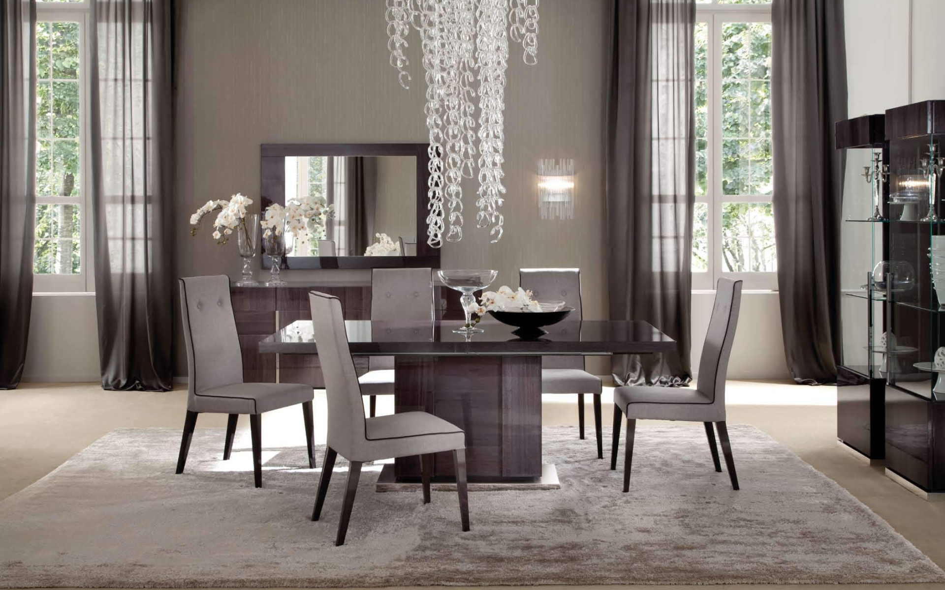 Декоративная люстра в столовой