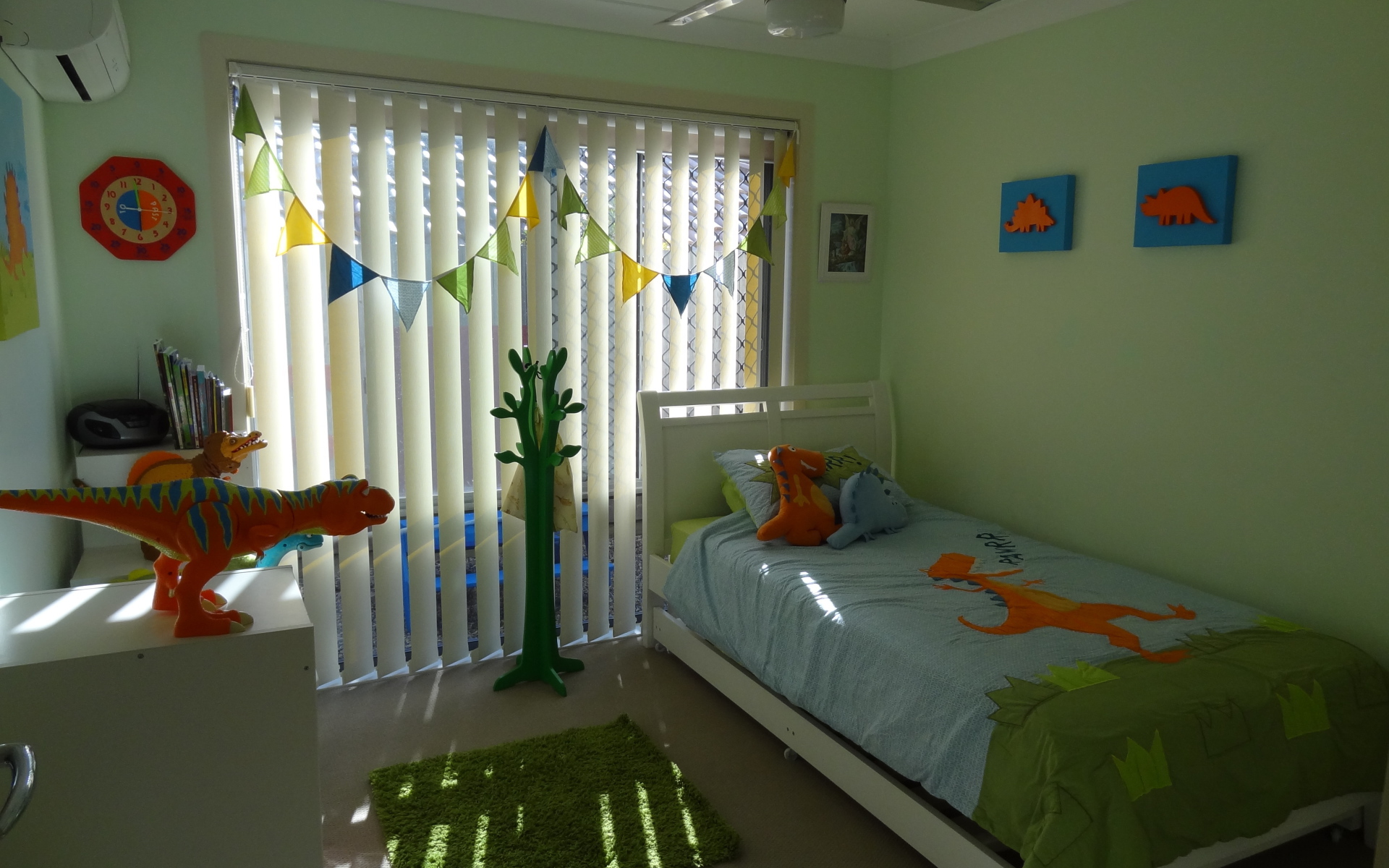 Динозавры в детской комнате