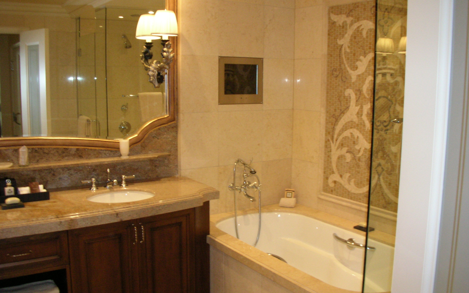 Отличная ванная комната в стиле люкс