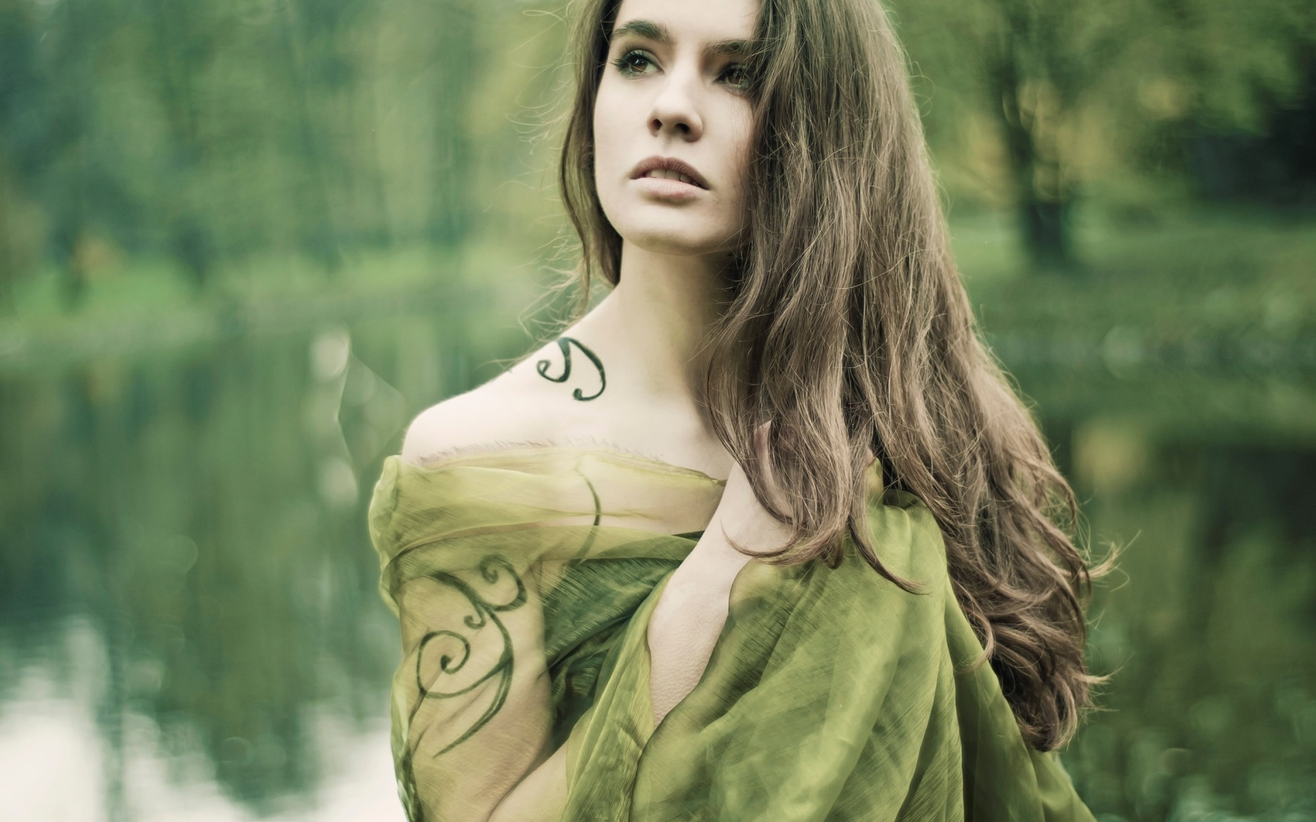 Девушка на природе с татуировкой на руке