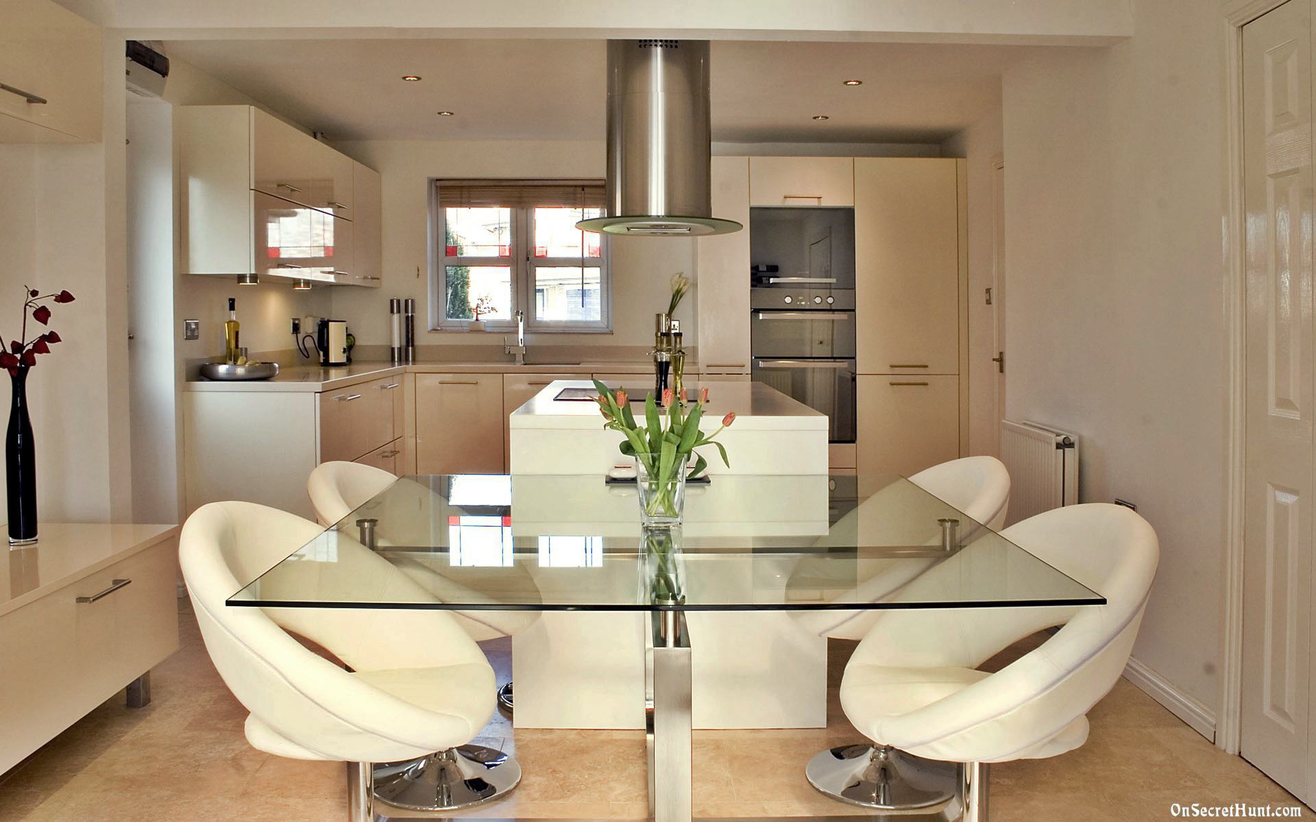 Стеклянный стол в столовой