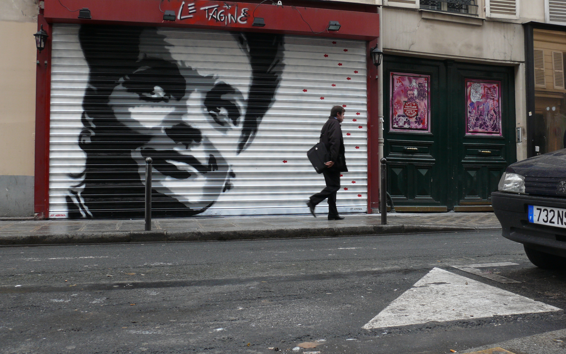 Граффити с улыбающимся человеком