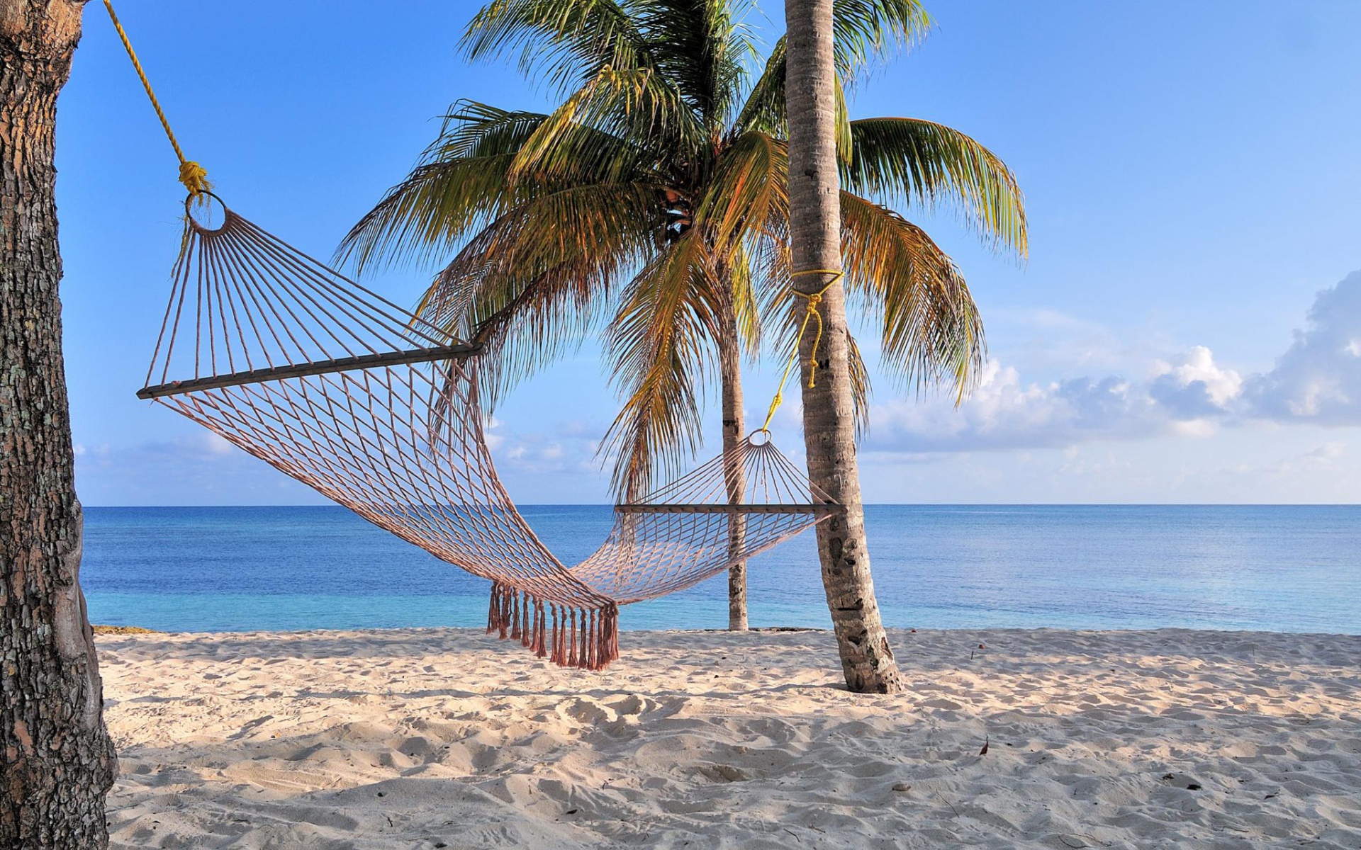 Гамак на пляже на курорте Гуардалавака, Куба