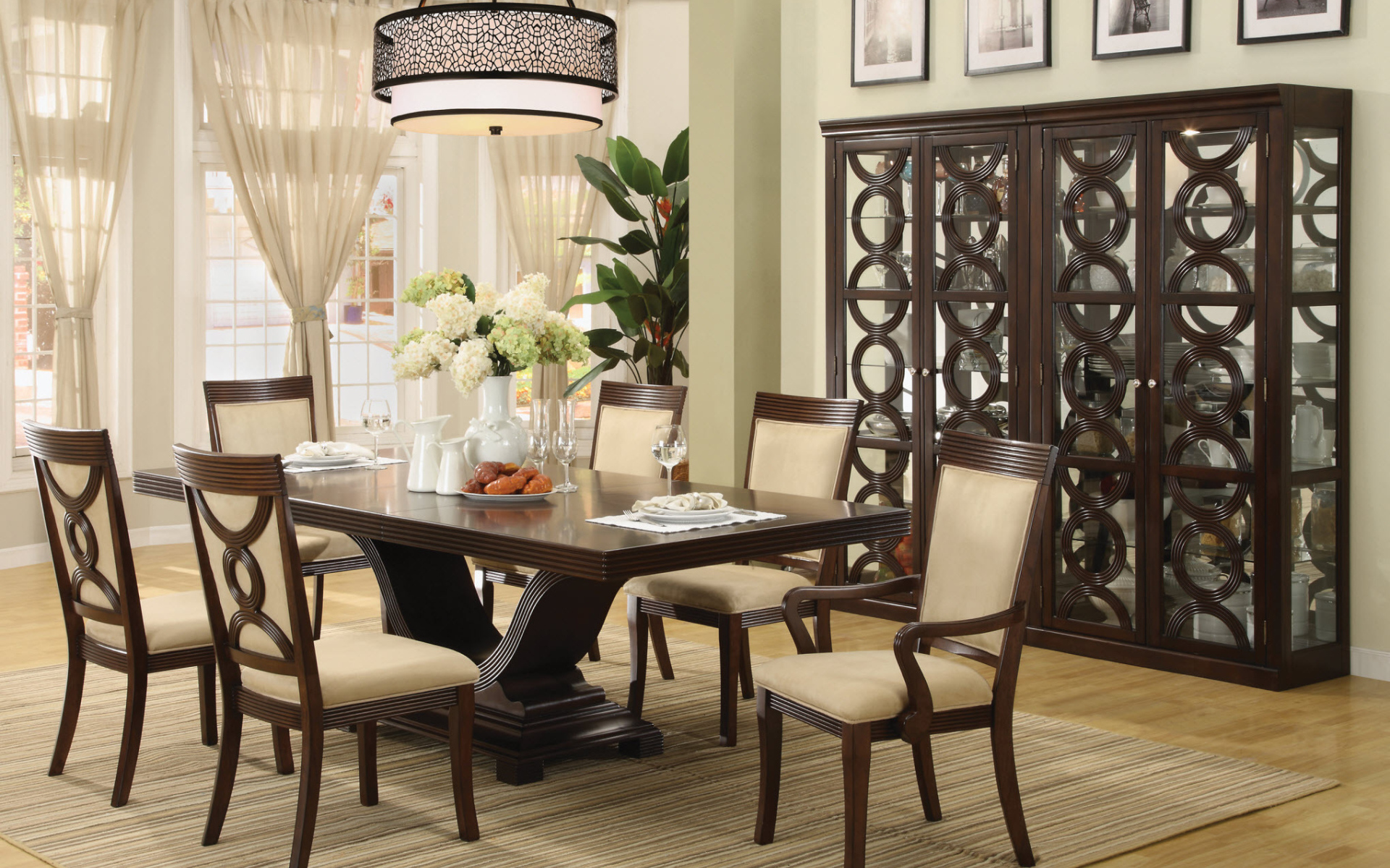 Домашняя уютная столовая