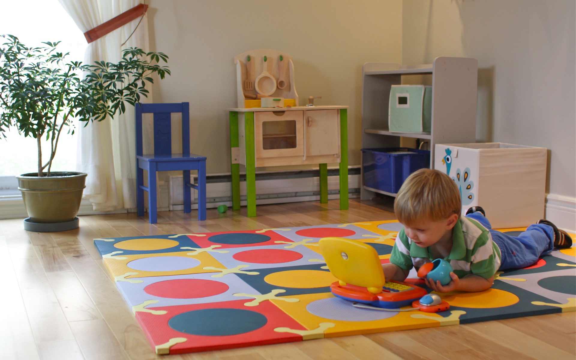 Малыш играет в детской комнате