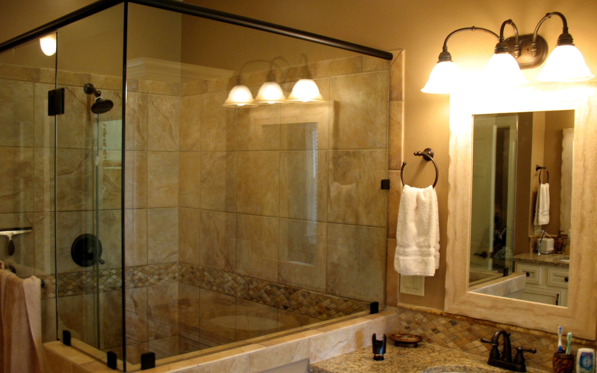 Просторная душевая кабина в ванной