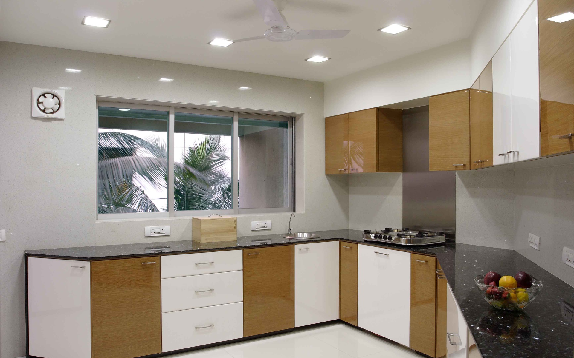 Светлая маленькая кухня