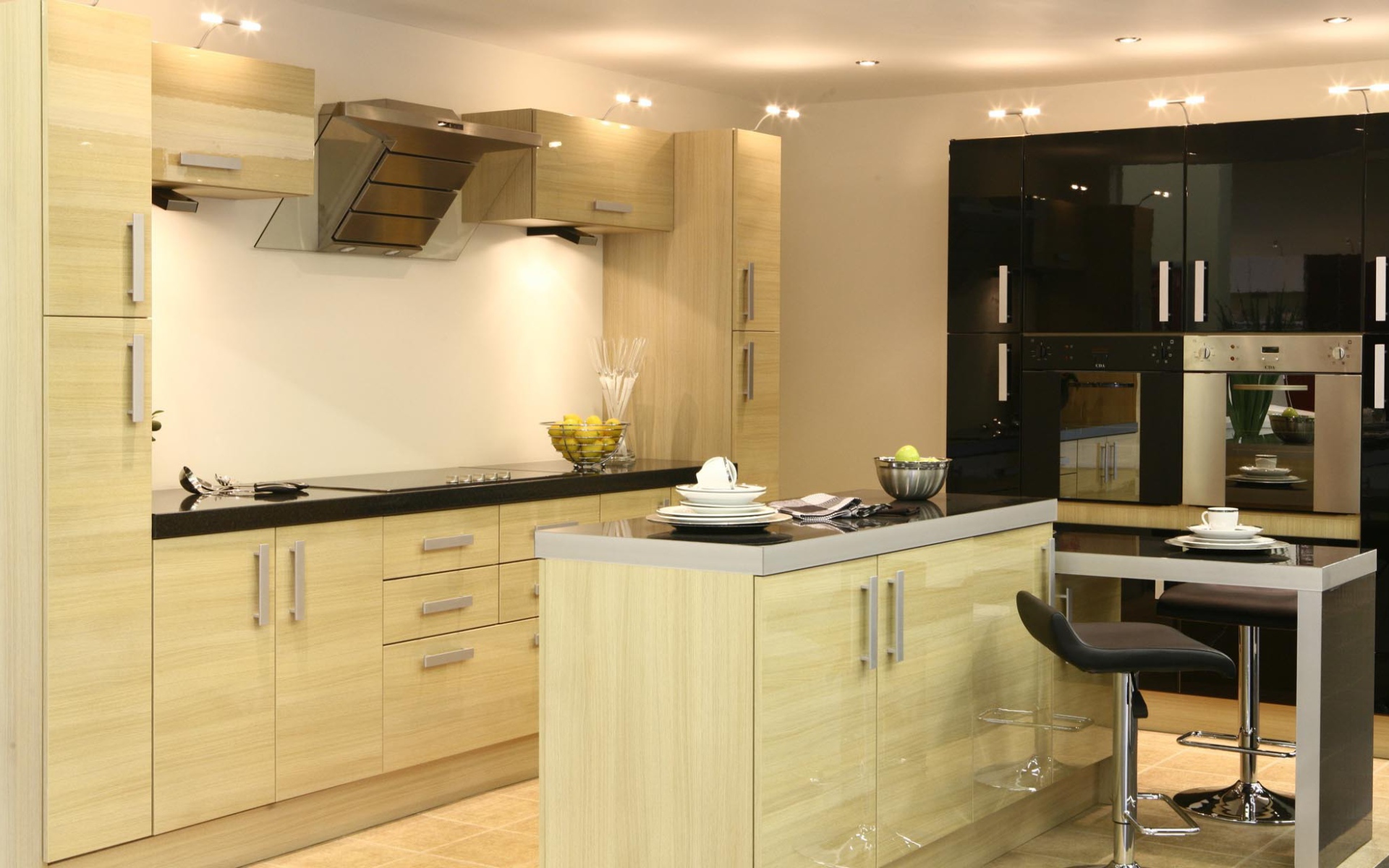 Светлая мебель на кухне