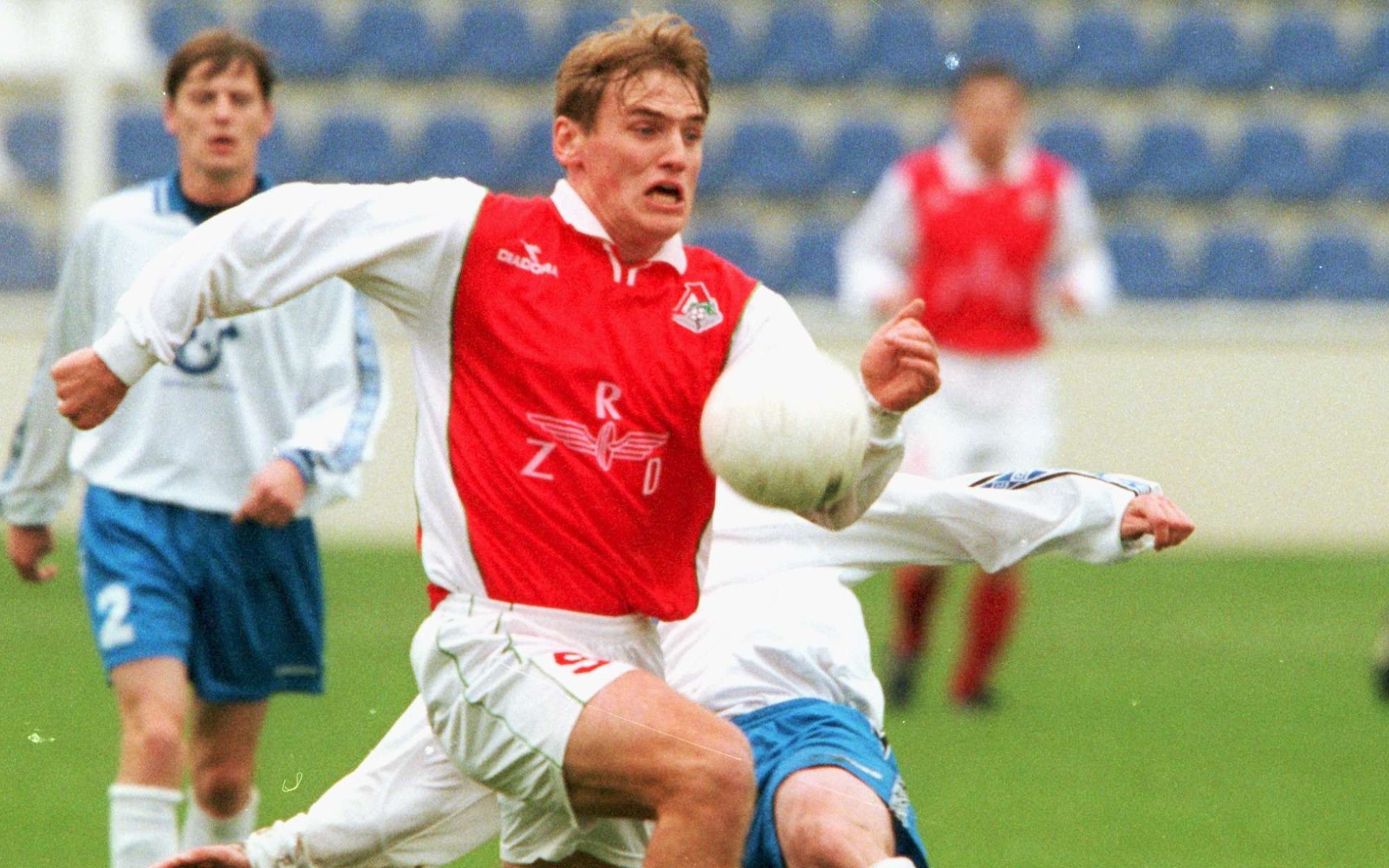 Игрок Локомотива Дмитрий Булыкин в атаке