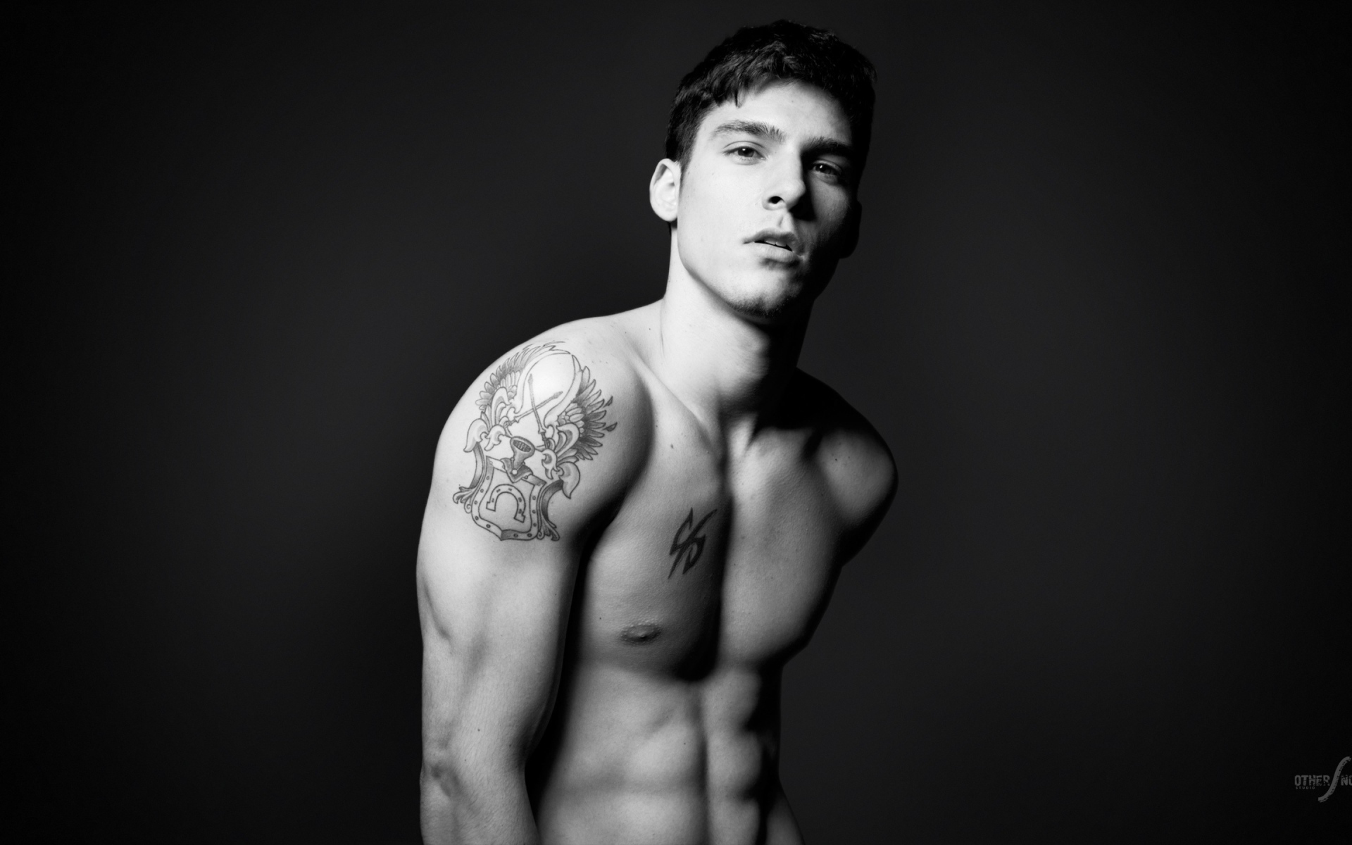 Мужчина с татуировками