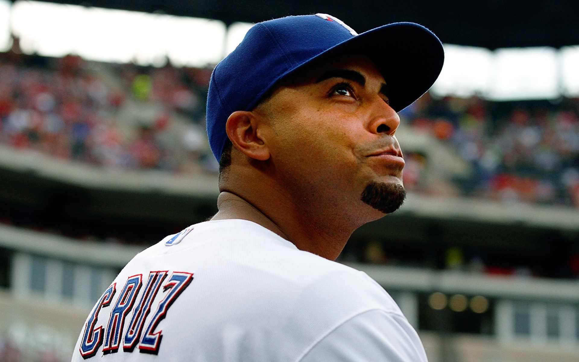 Нельсон Круз смотрит на поклонников бейсбола