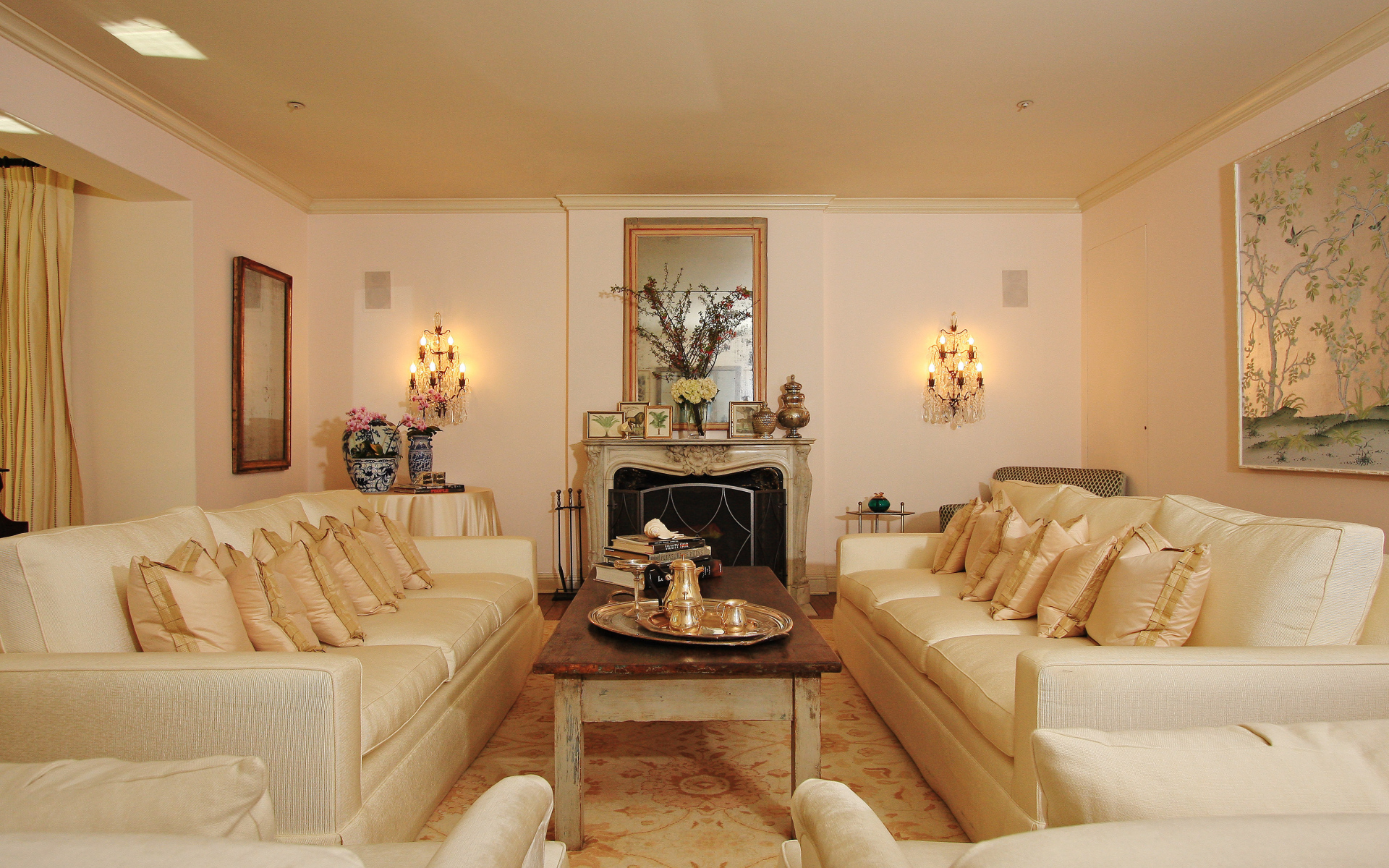 Роскошные диваны в гостиной