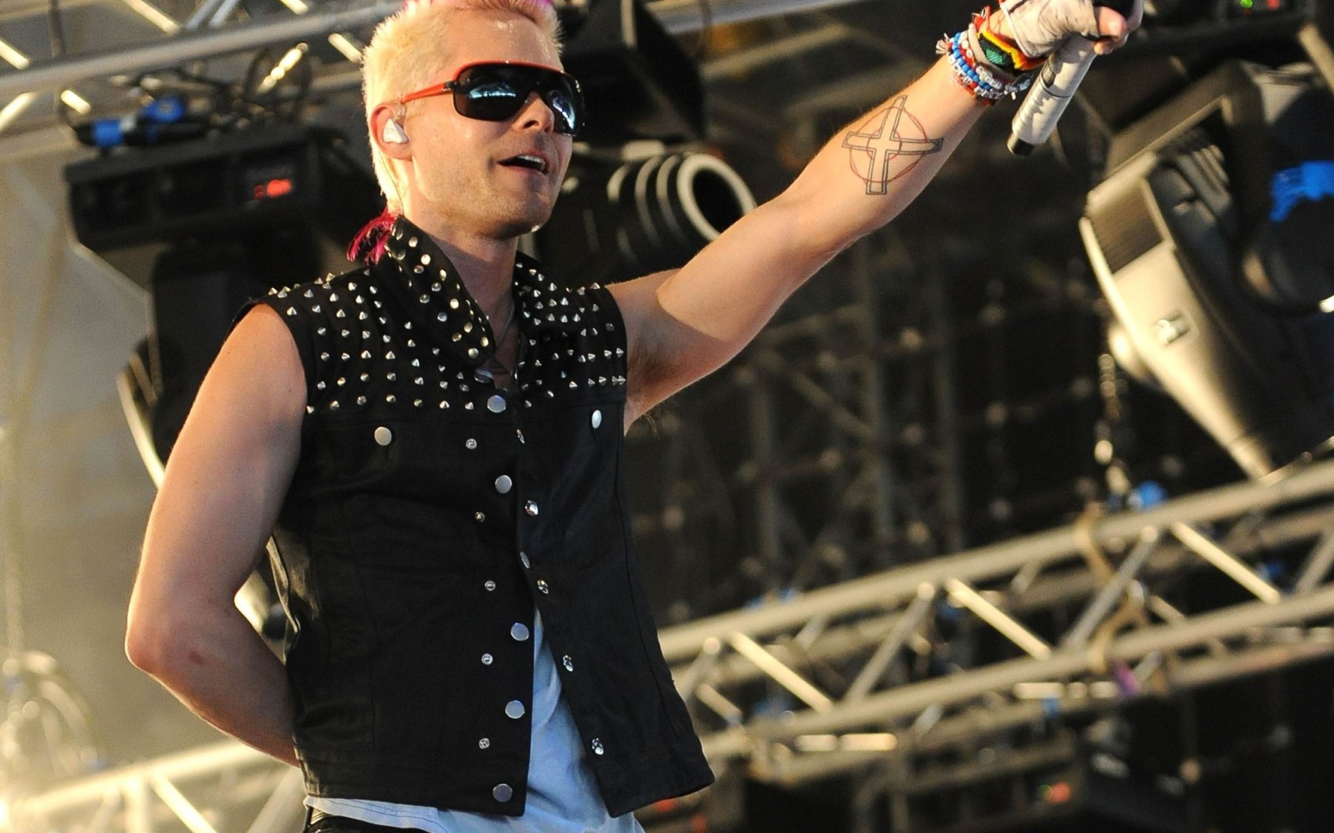 Популярный певец с татуировкой