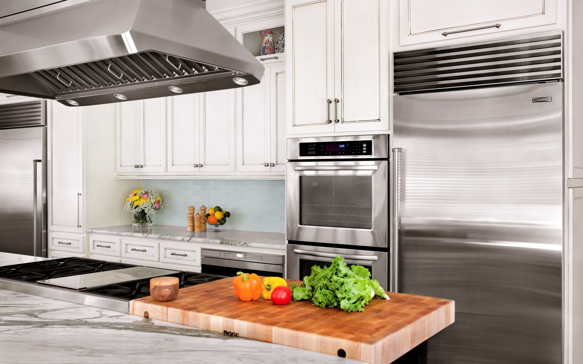 Продукты на столе в кухне