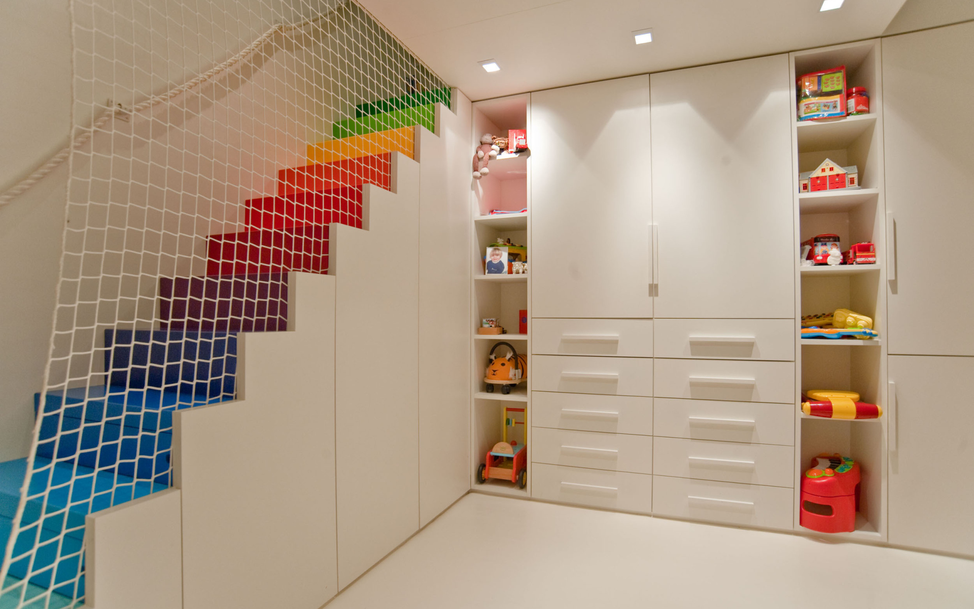 Радужная лестница в детской комнате