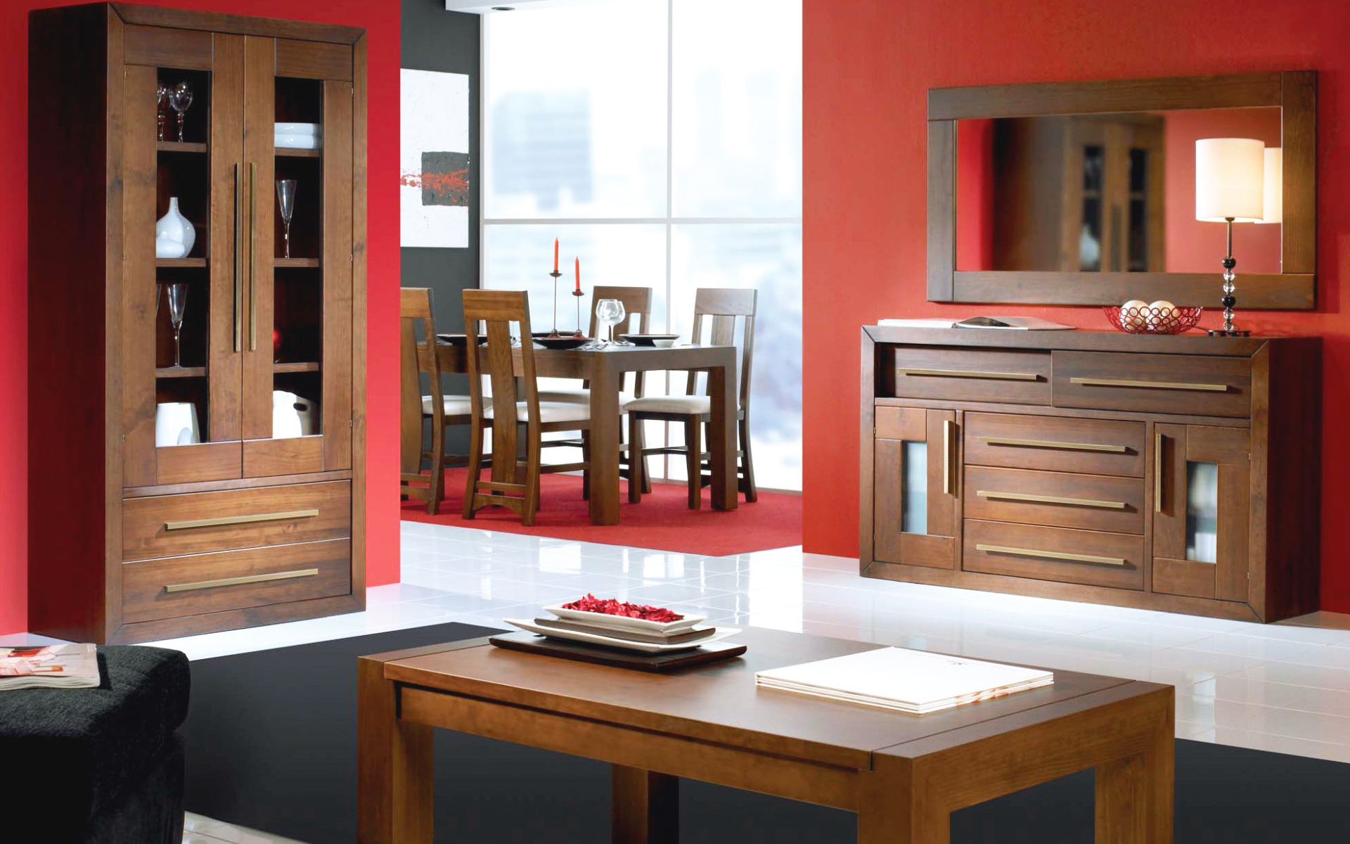 Красные стены в столовой