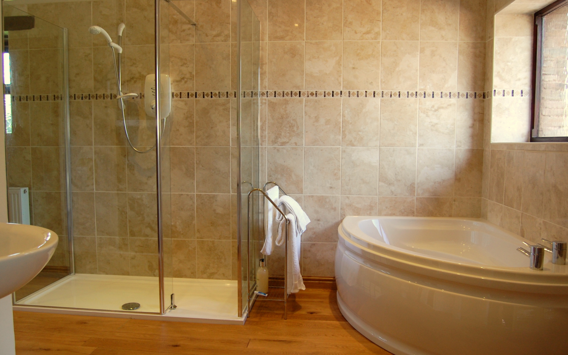 Душевая и джакузи в ванной