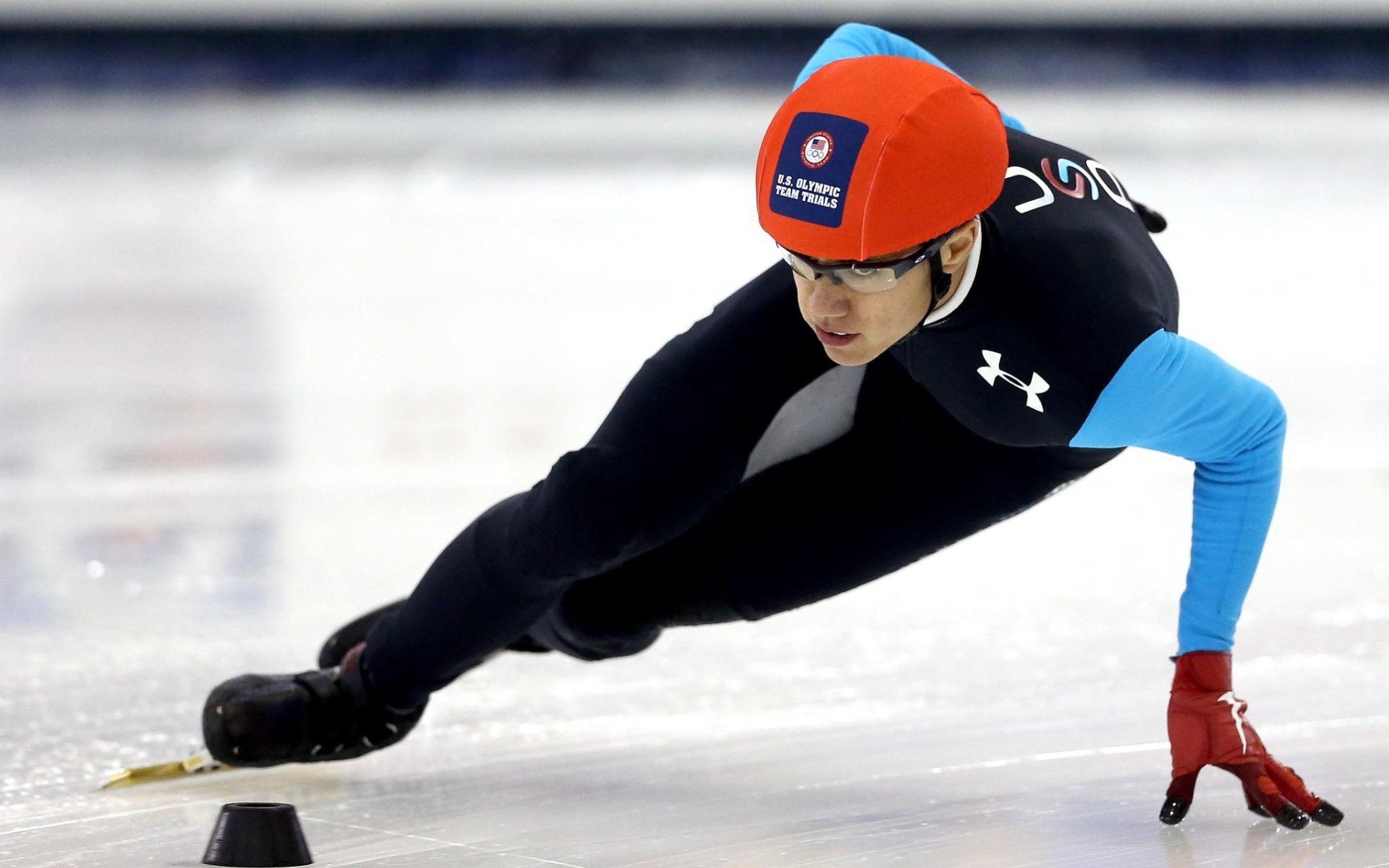 Обладатель серебряной медали американский шорт-трекист Джон Чельски на олимпиаде в Сочи