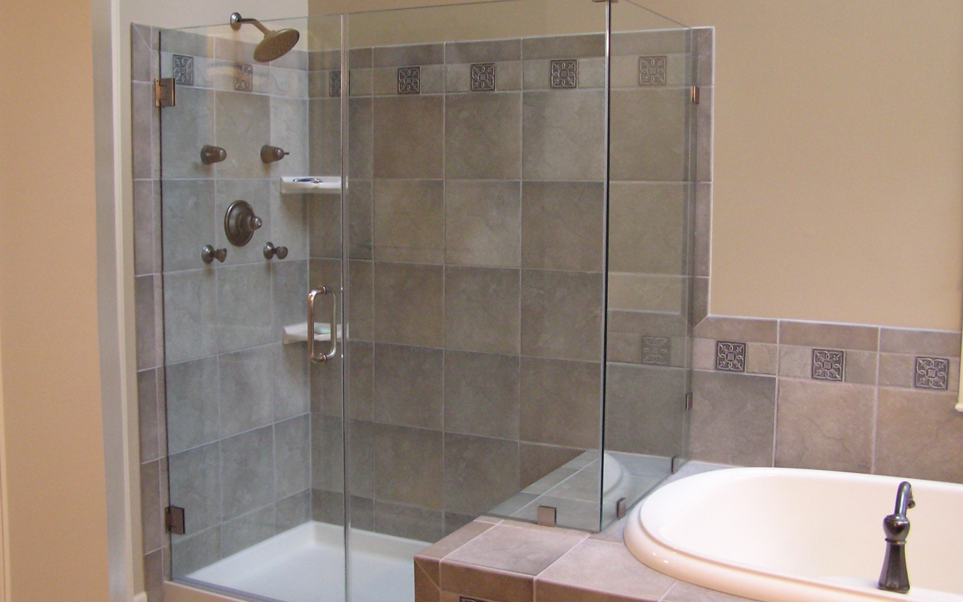 Раковина рядом с душевой кабиной