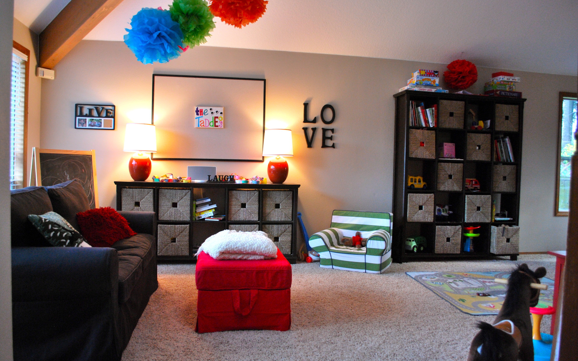 Диван в детской комнате