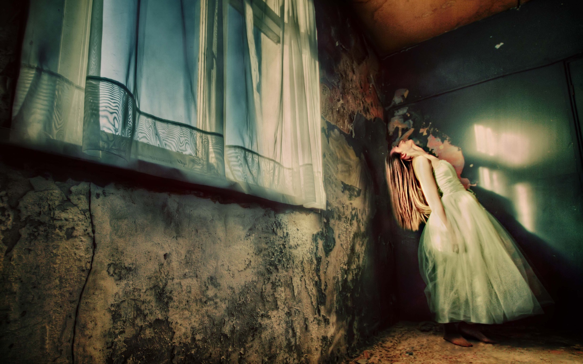 Фотография Девушка в белом платье