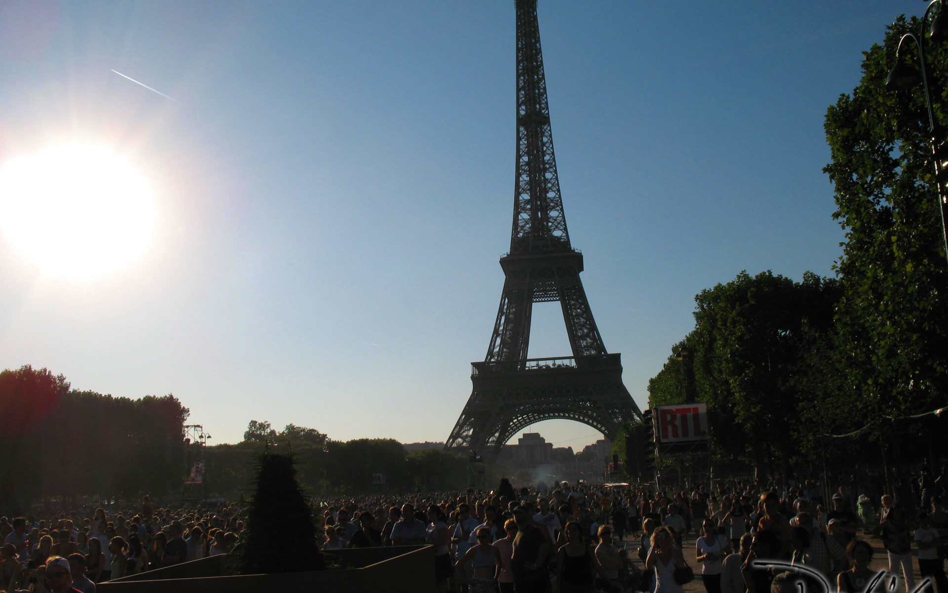 The crowd near the Eiffel Tower