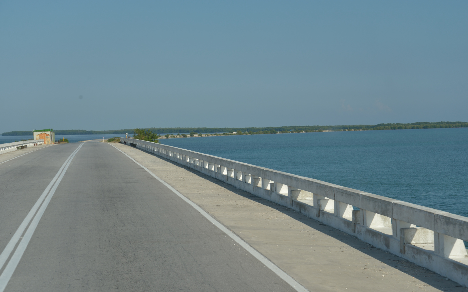 Дорога на побережье на курорте Кайо Санта Мария, Куба