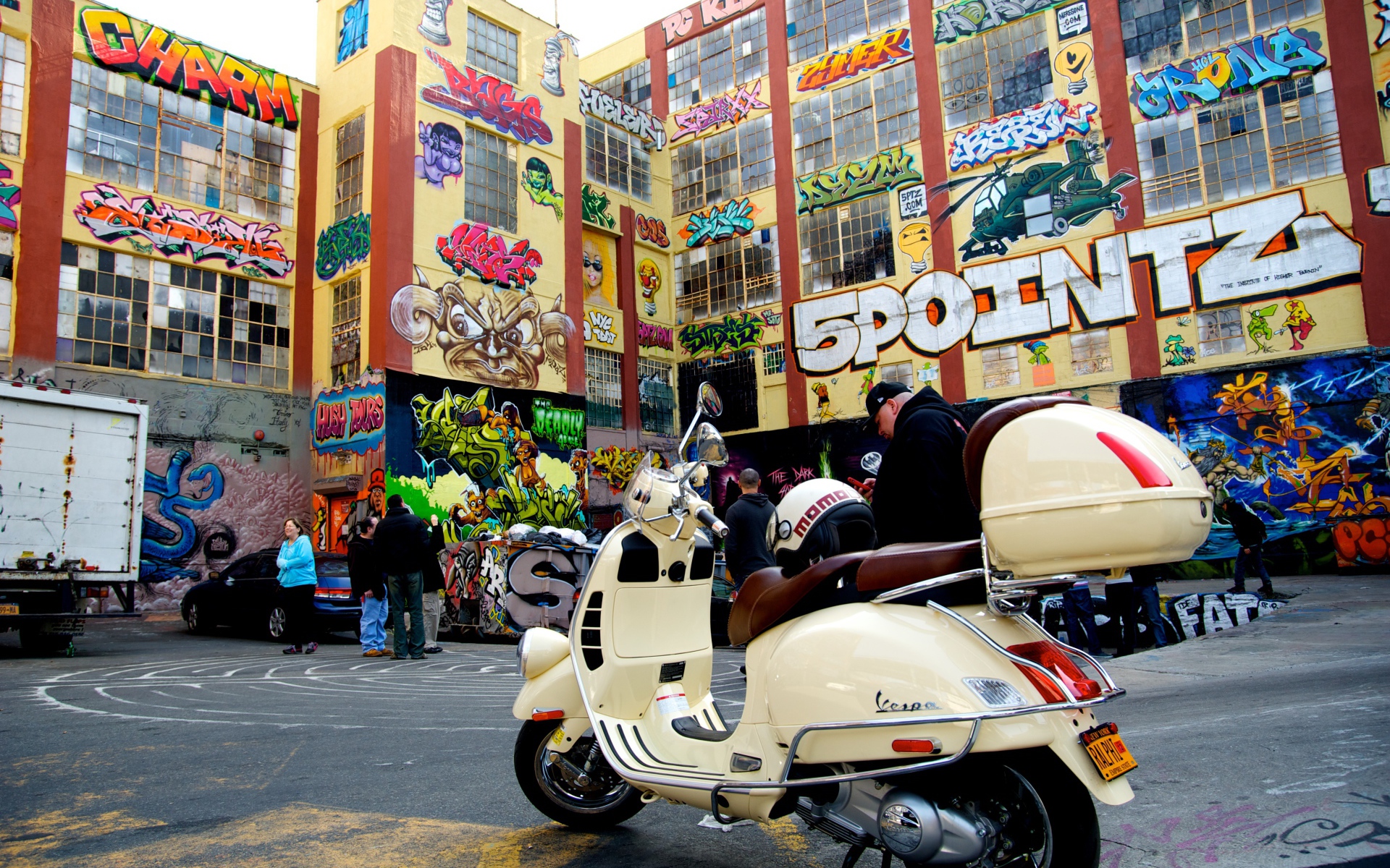 Разные граффити на домах