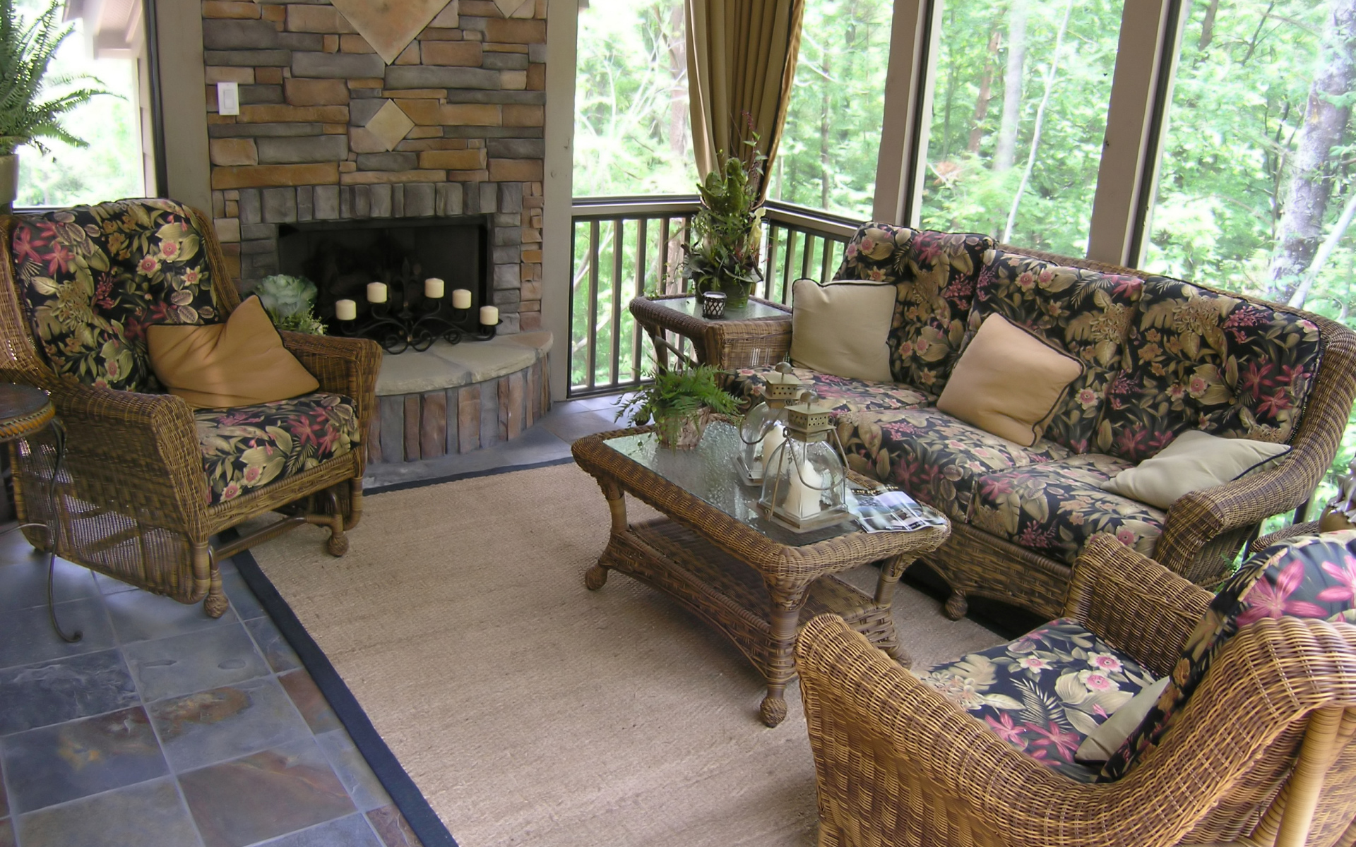 Веранда с плетеной мебелью