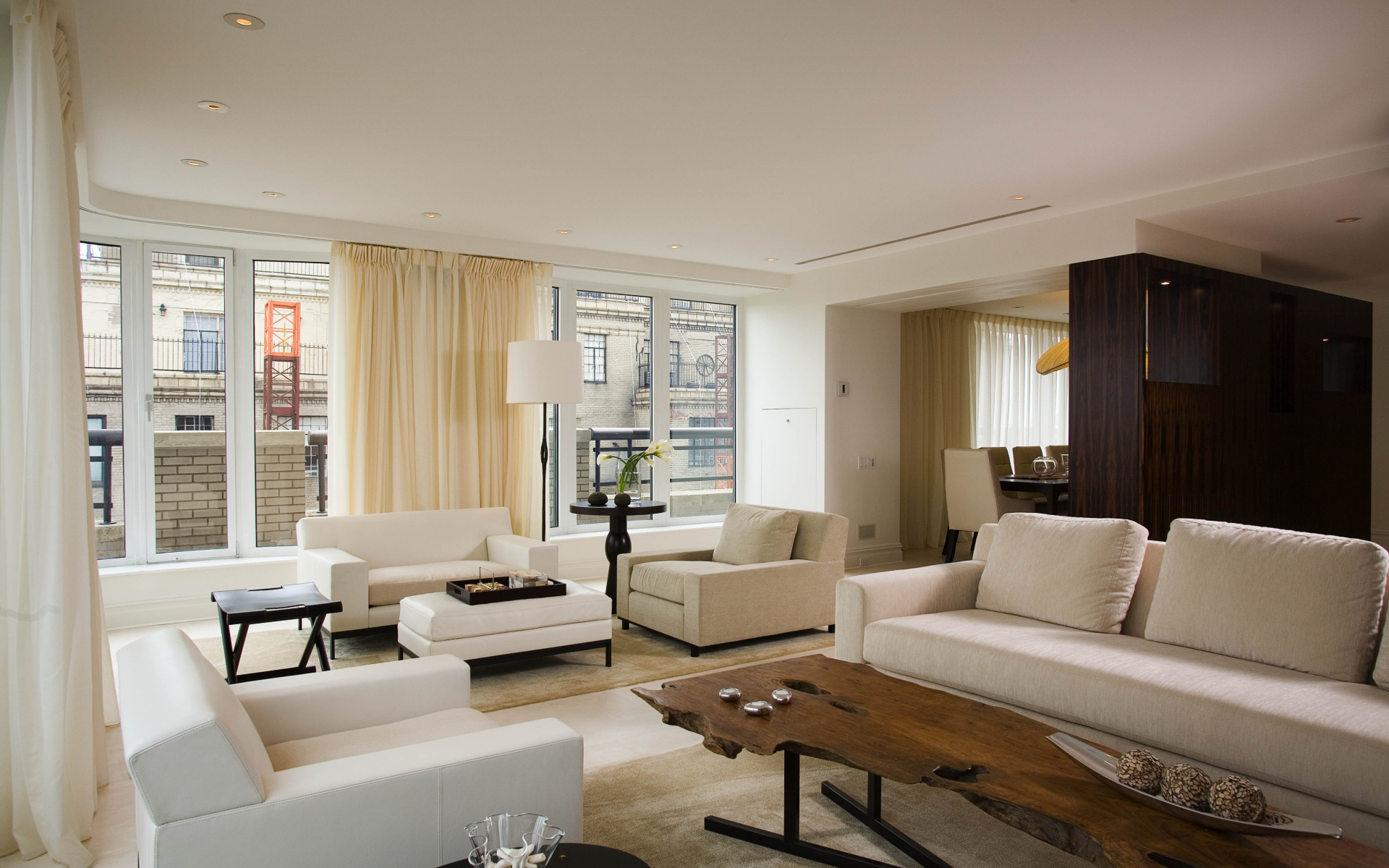 Вид просторной гостиной