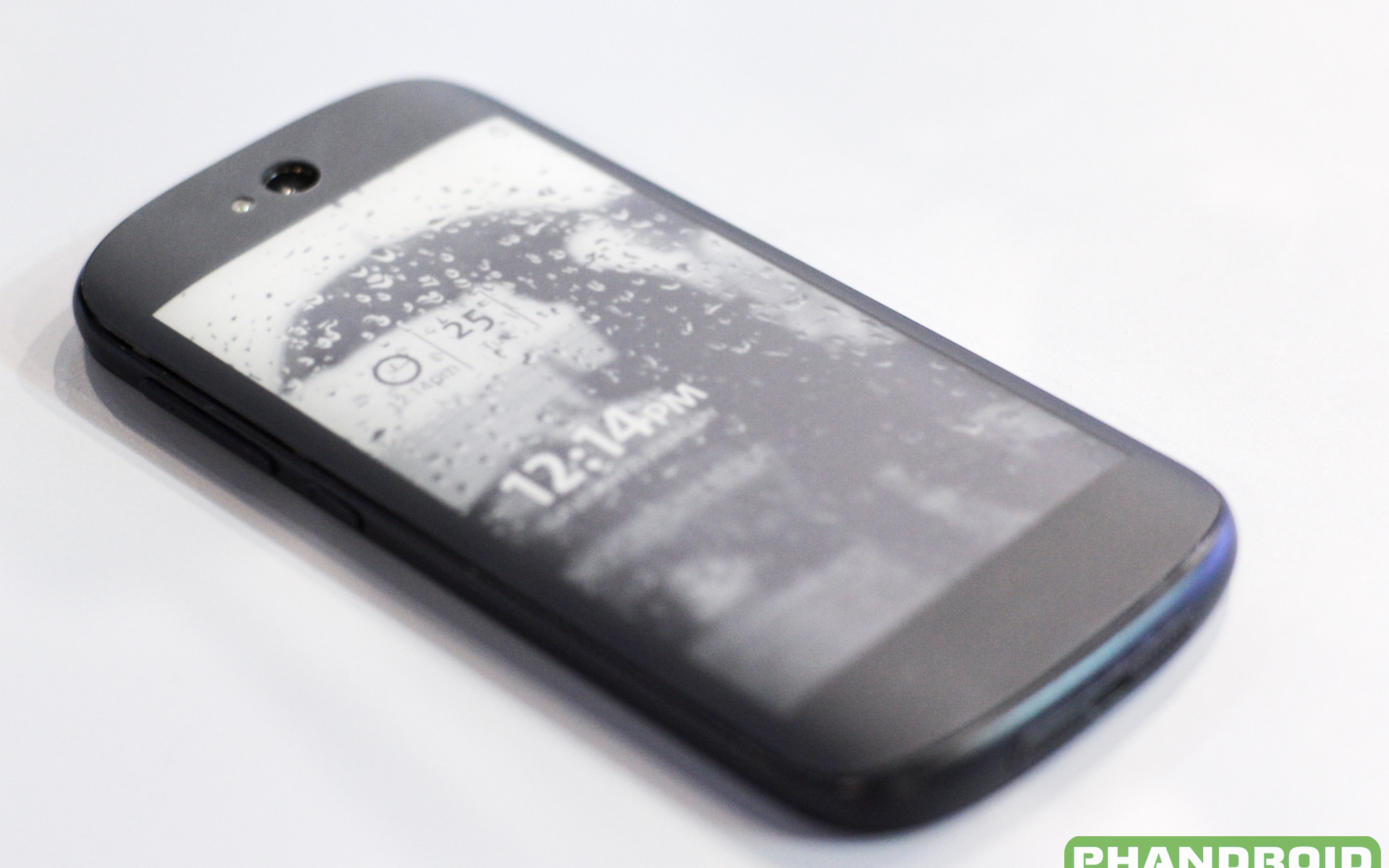 Водостойкий смартфон YotaPhone 2