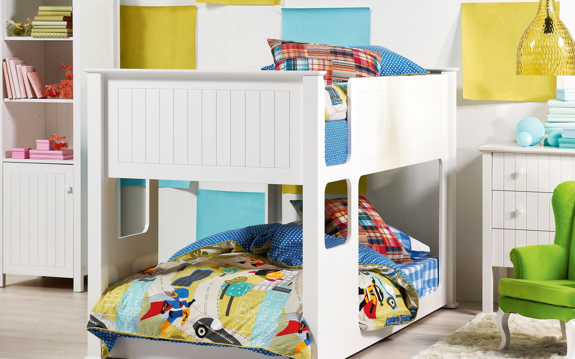 Белая двухэтажная кровать в детской