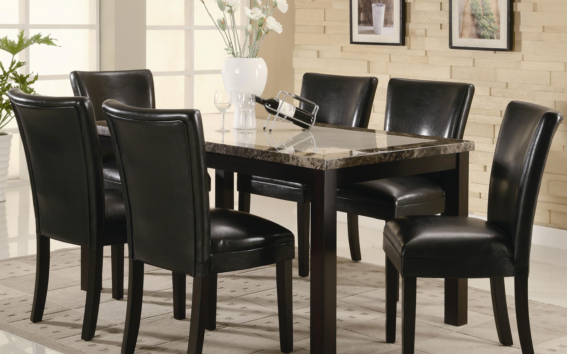 Вино на столе в столовой