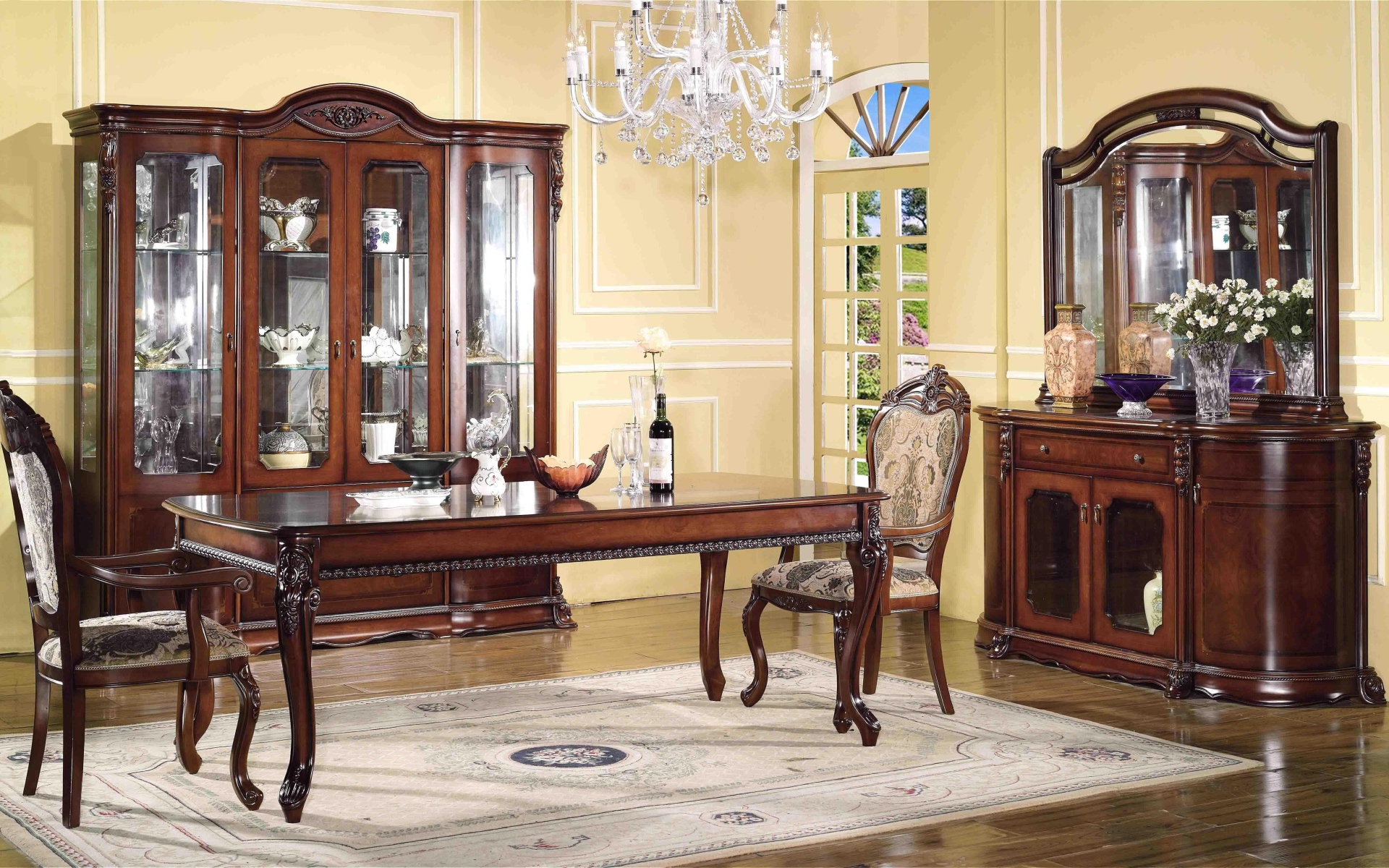 Вино на столе в гостиной