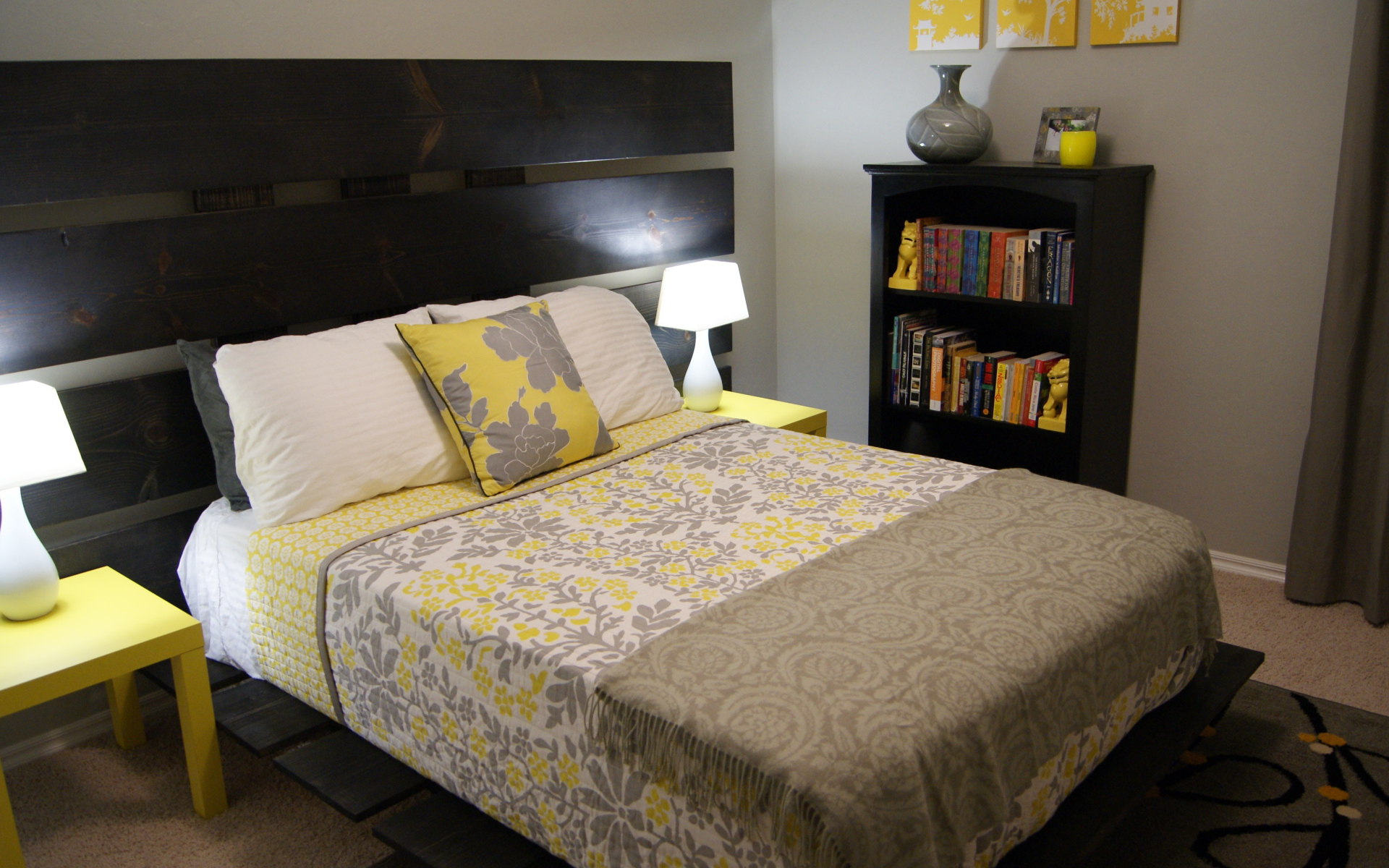 Деревянная спинка кровати в спальне