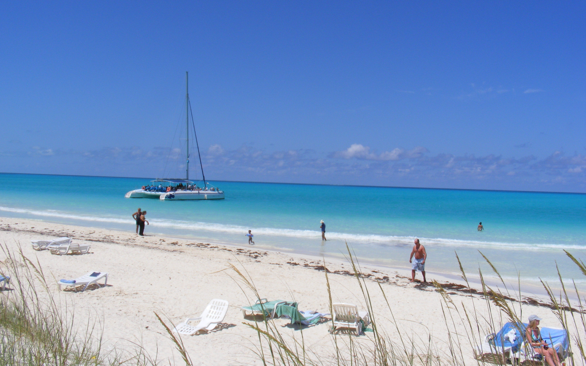 Яхта у берега на курорте Кайо Гильермо, Куба