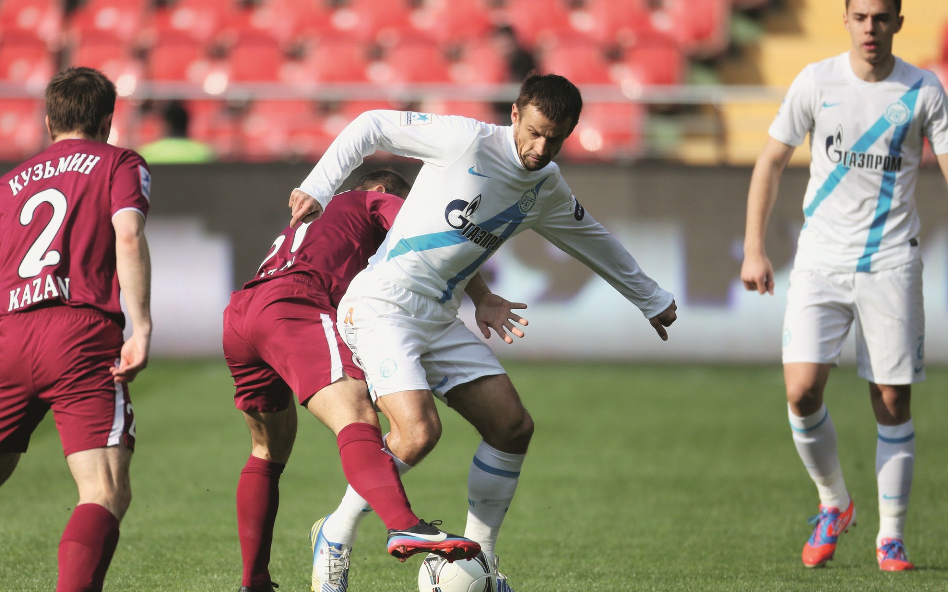 Сергей Семак полузащитник Зенита на поле