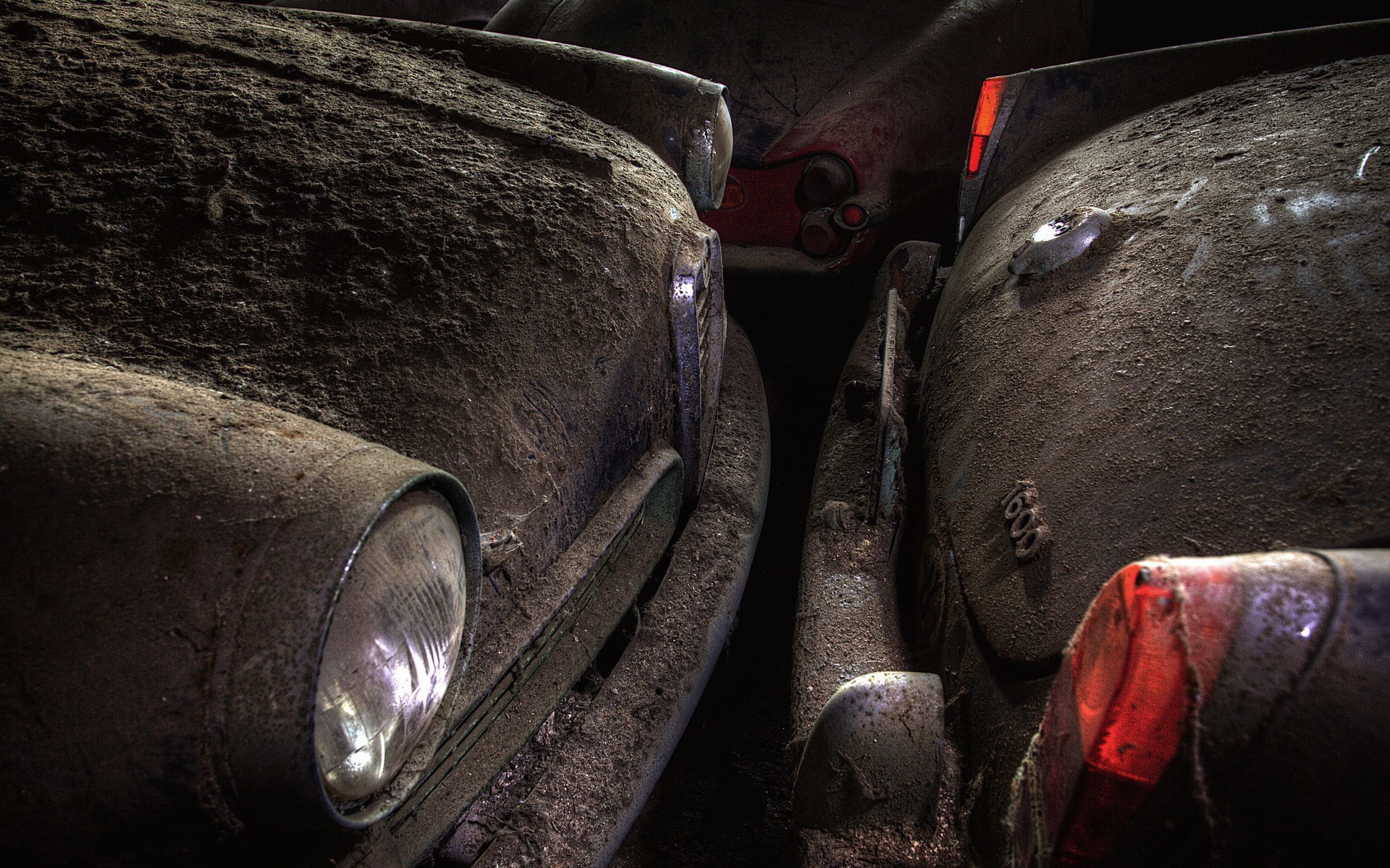 Толстый слой пыли на старых автомобилях