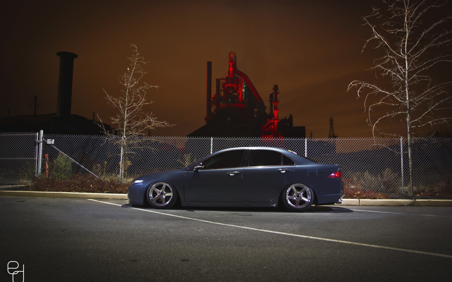 Черная Honda на фоне ночного завода