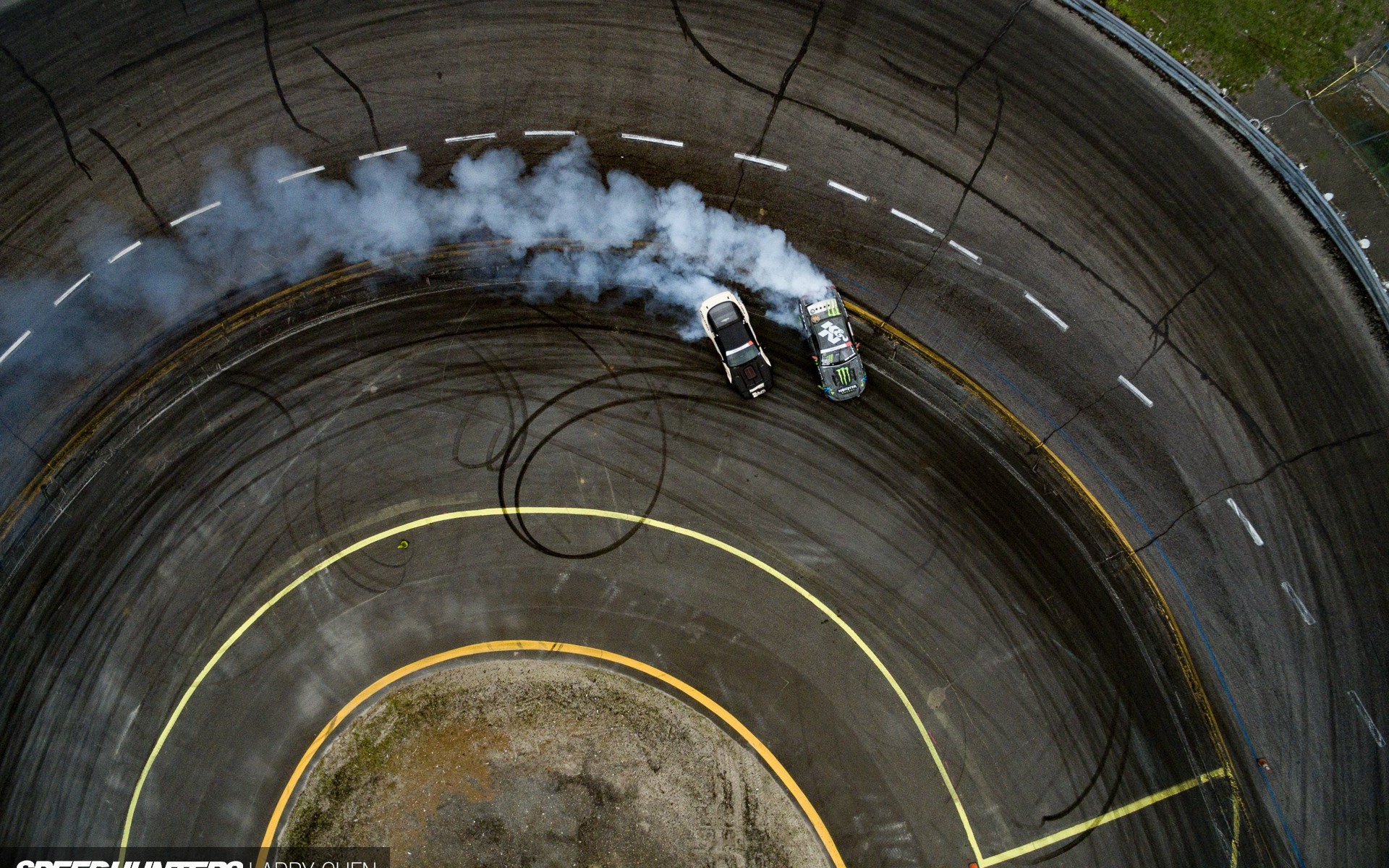 Дым от дрифтующих автомобилей