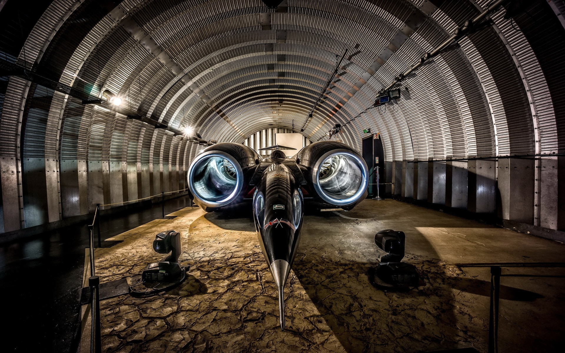 Скоростной автомобиль Thrust SSC в ангаре