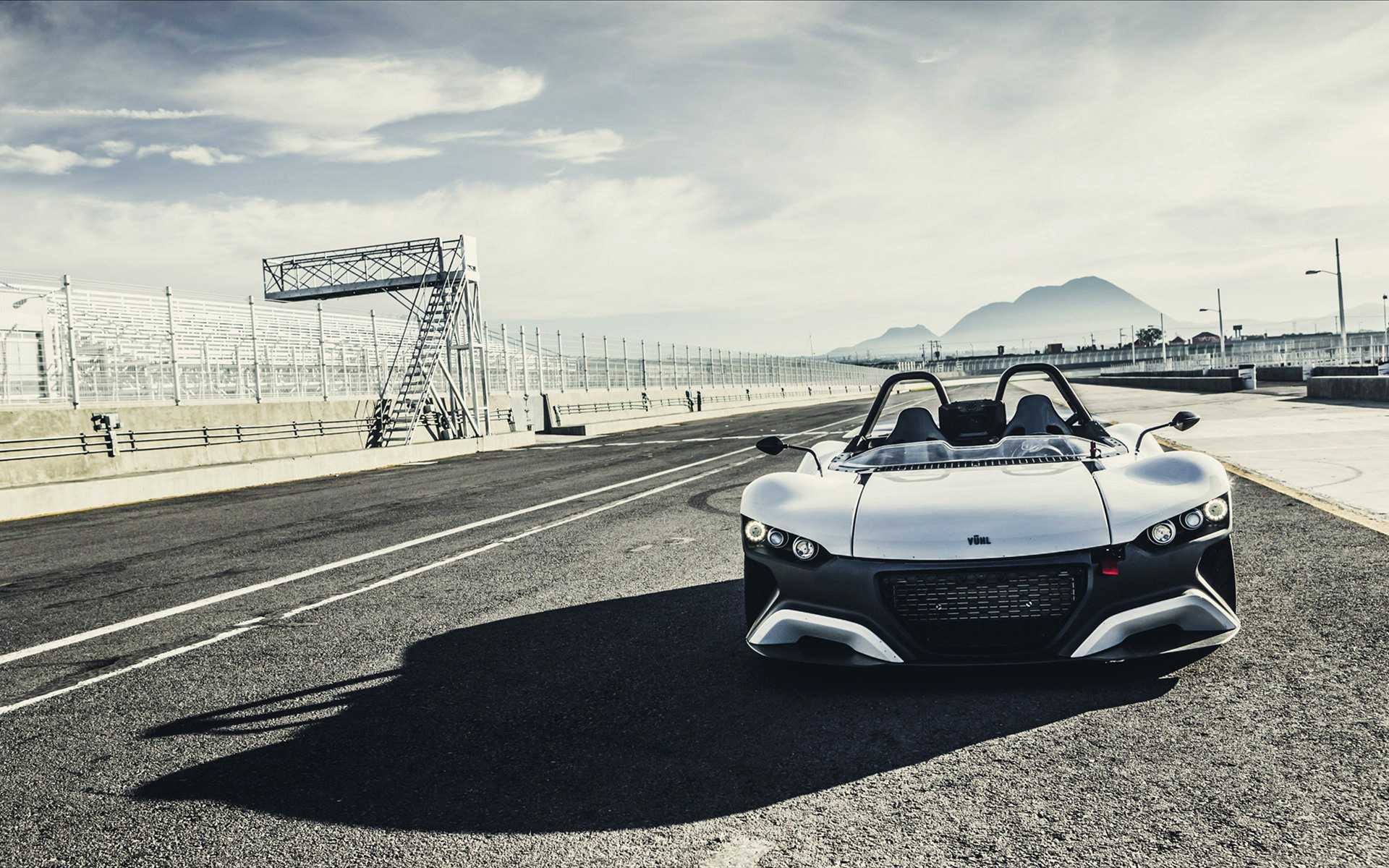 Белый кабриолет Vuhl