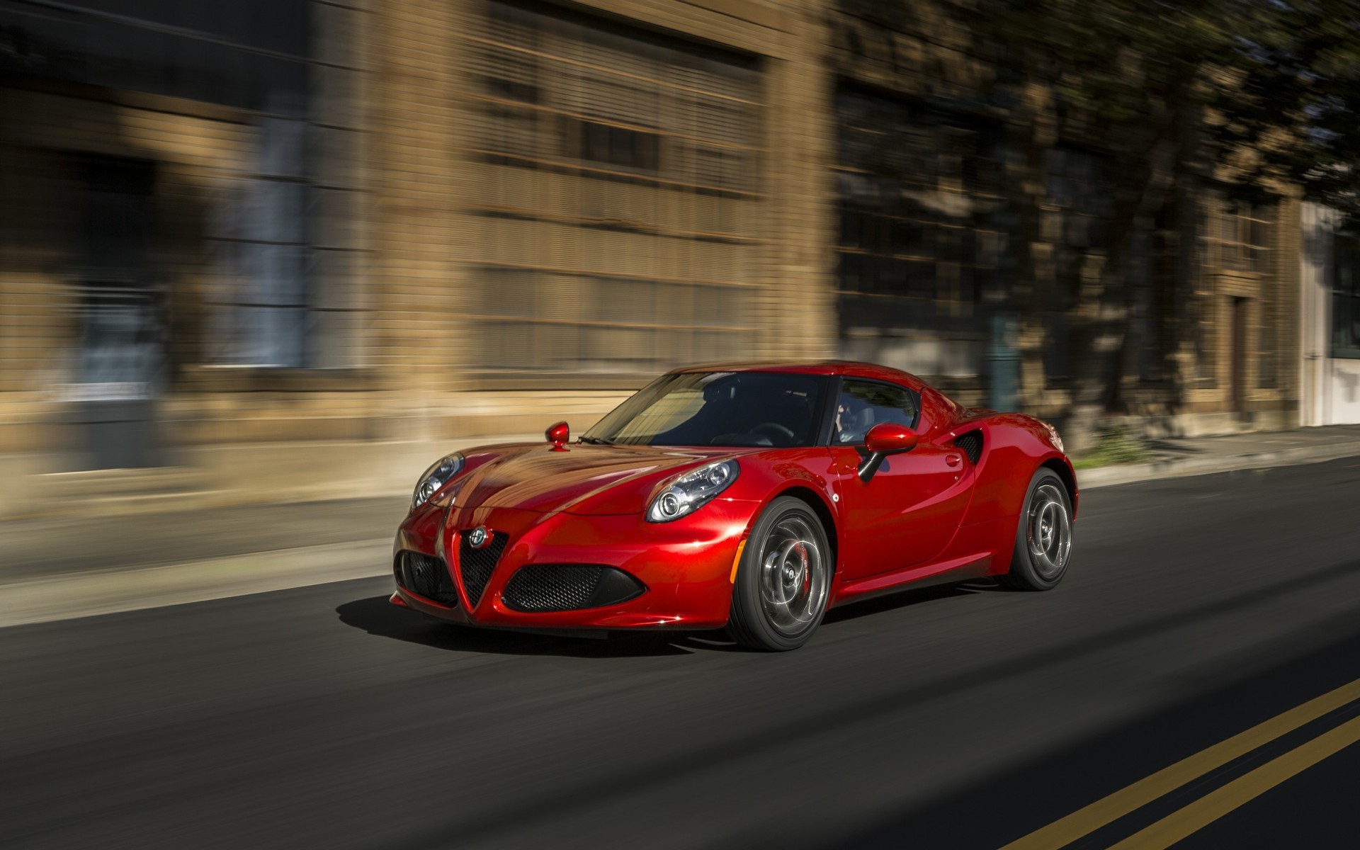 Красный Alfa Romeo 4C на улице