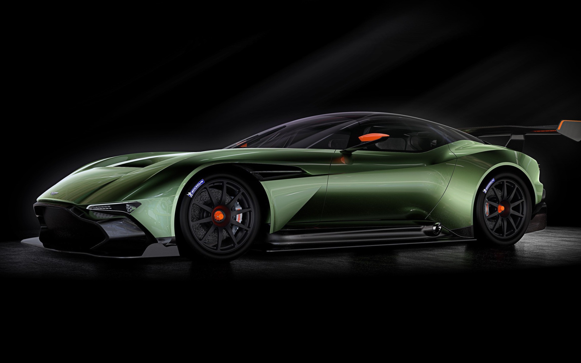 Зеленый спортивный Aston Martin на черном фоне
