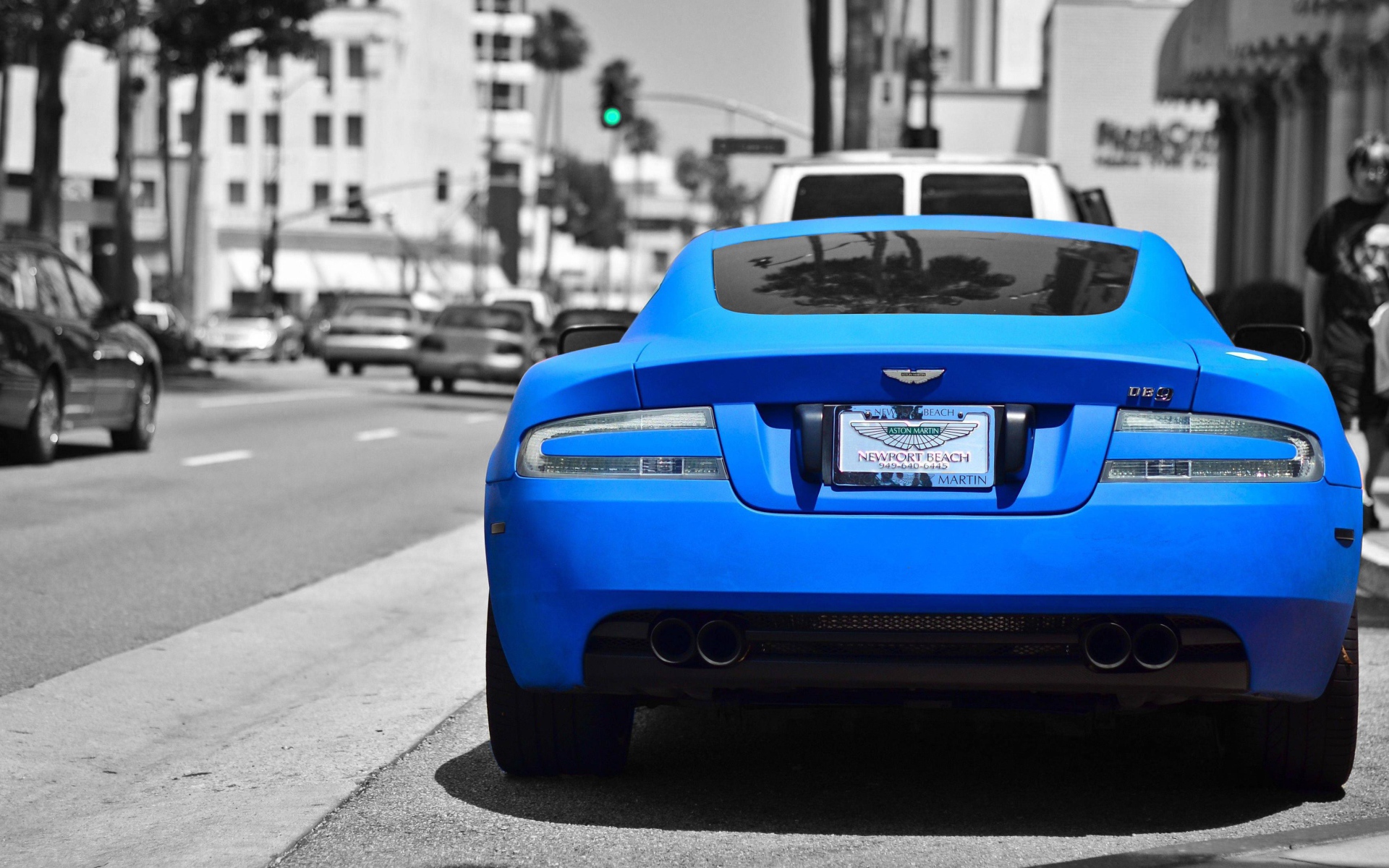 Вид сзади на голубой Aston Martin
