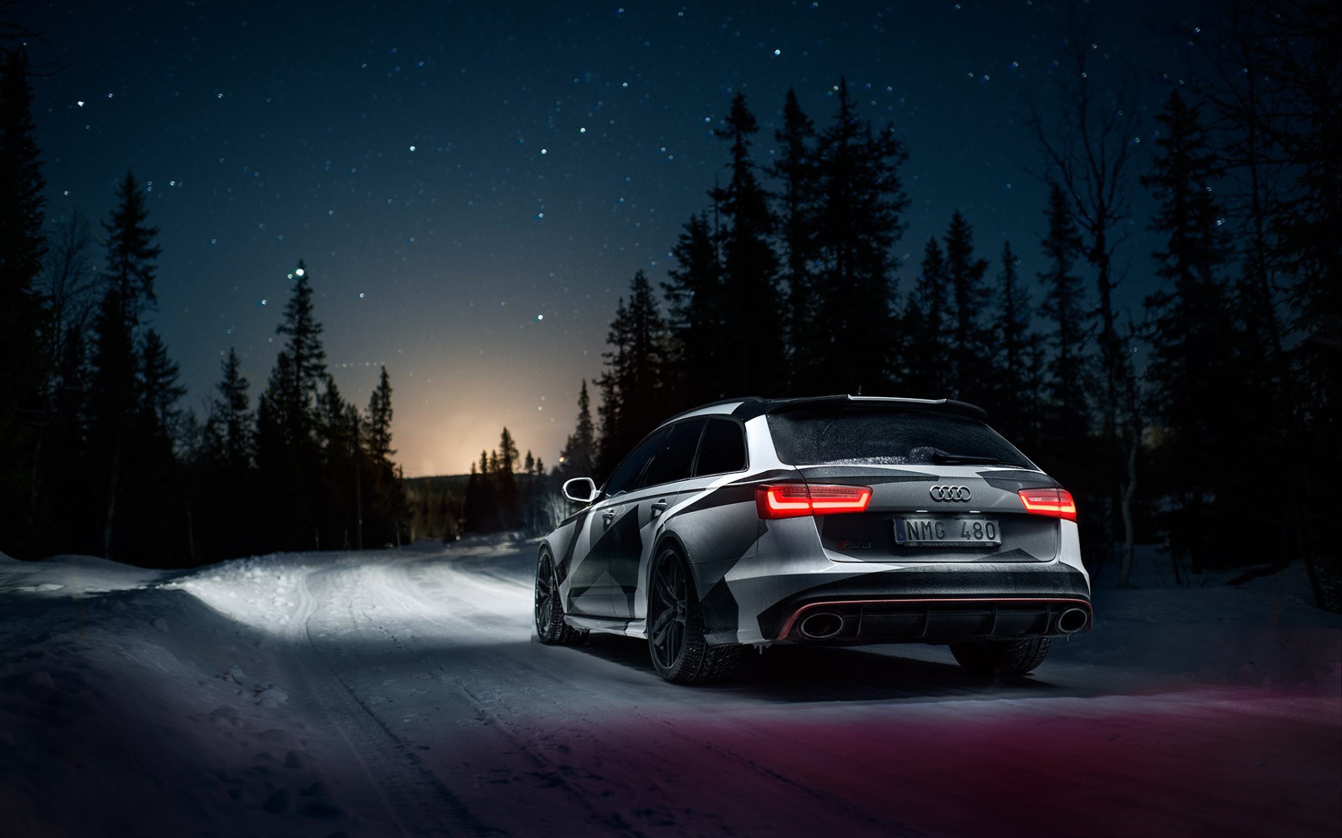 Audi RS6 Avant на ночной дороге