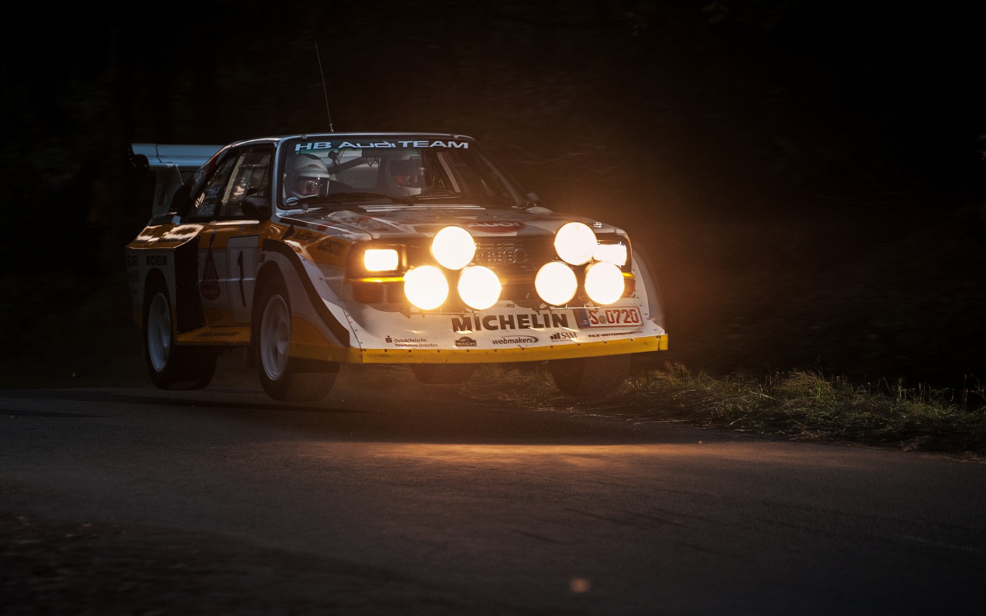Яркие фары Audi Sport Quattro S1